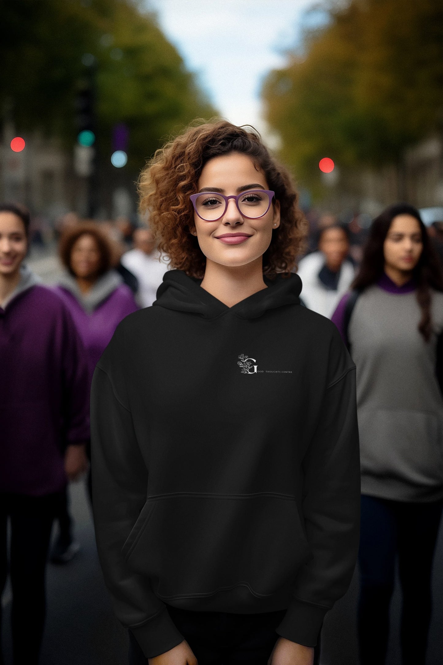 Good Thoughts Centre Hoodie - Voorzijde: Logo. Kleur: Black