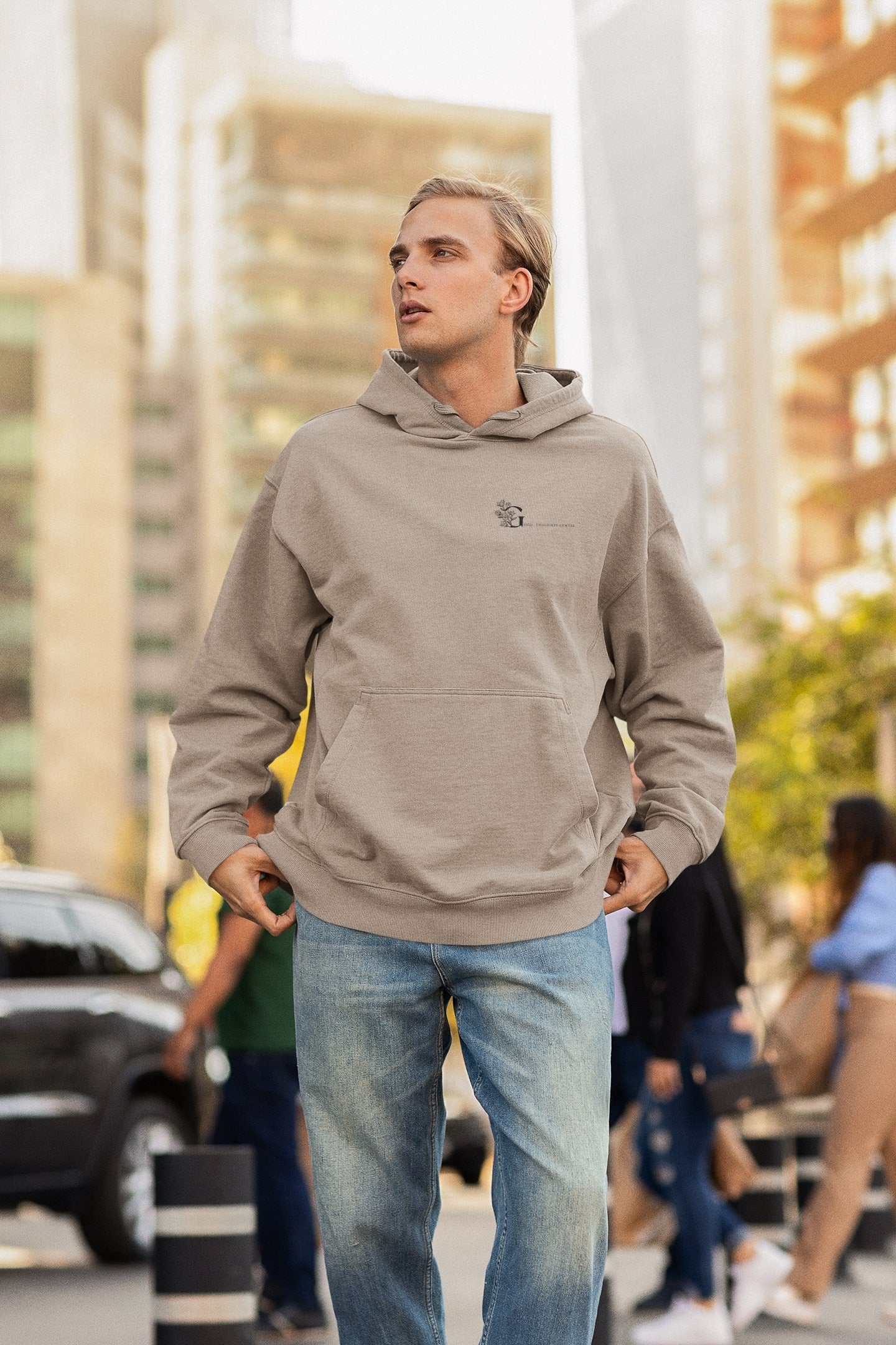 Good Thoughts Centre Hoodie - Voorzijde: Logo. Kleur: Desert Dust