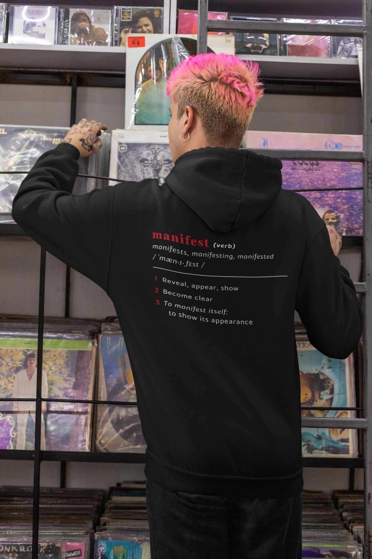 Good Thoughts Centre Hoodie - Achterzijde: Definitie van manifesteren (Engels). Zonder logo. Kleur: Black