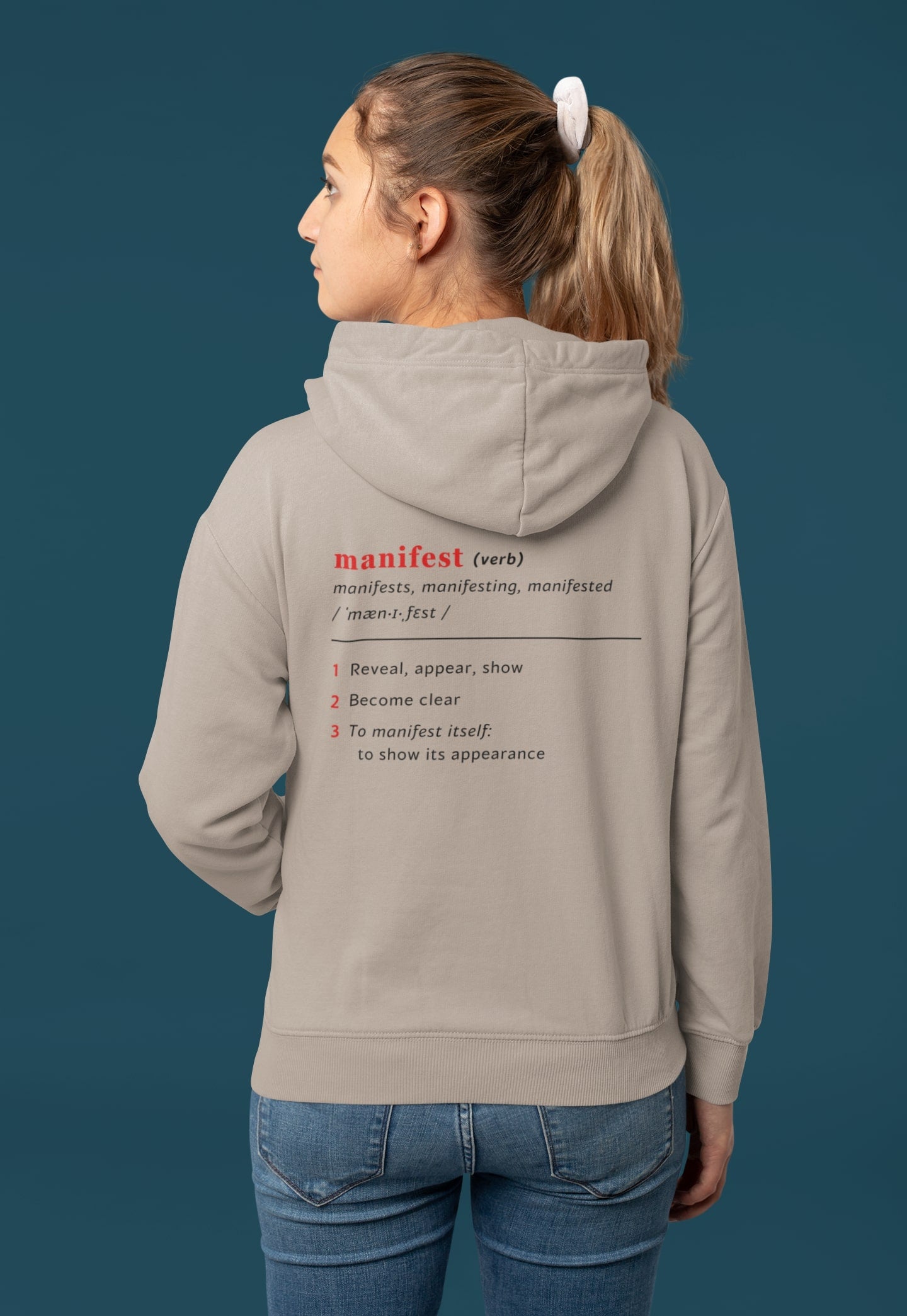 Good Thoughts Centre Hoodie - Achterzijde: Definitie van manifesteren (Engels). Zonder logo. Kleur: Desert Dust