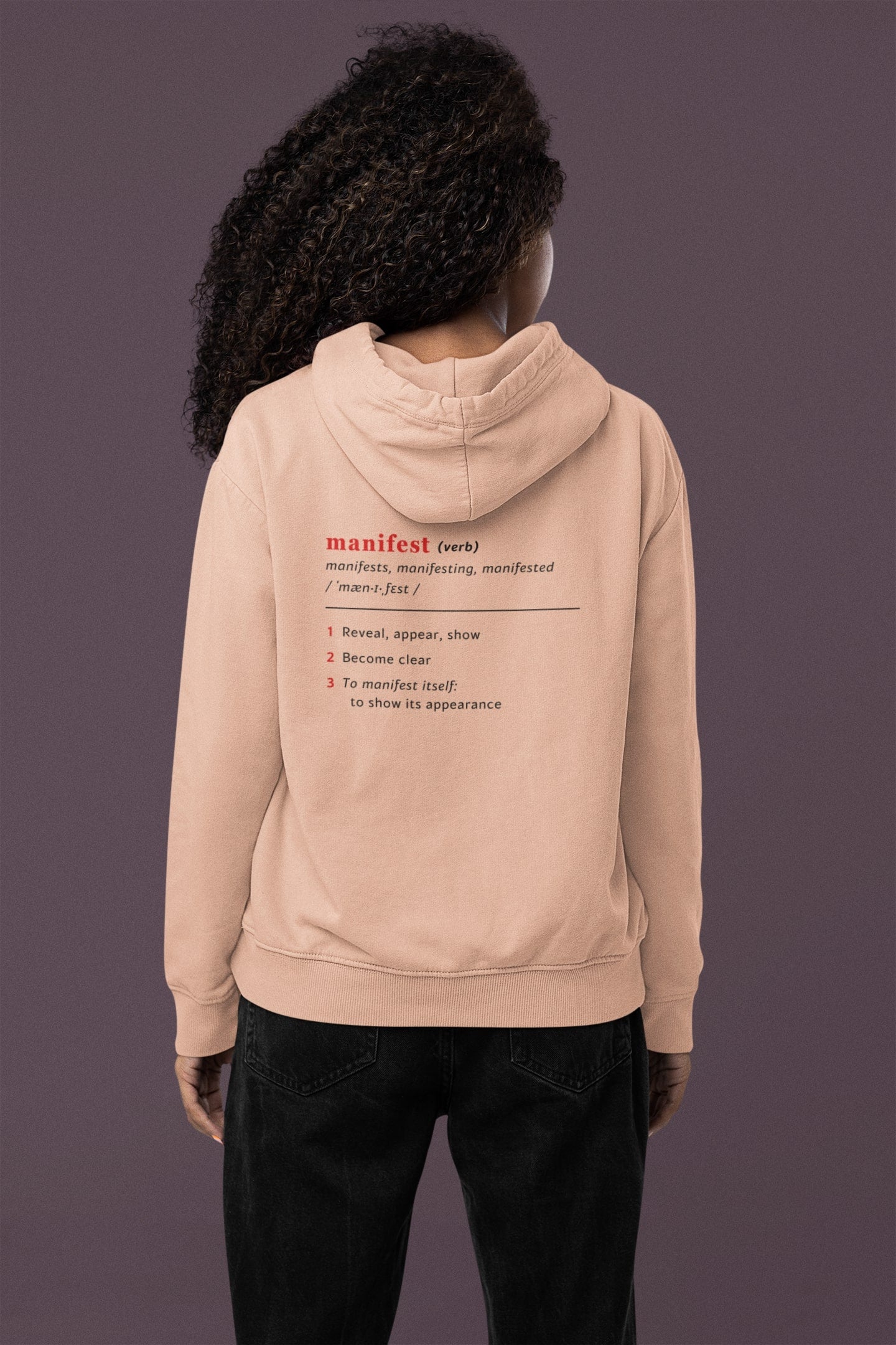 Good Thoughts Centre Hoodie - Achterzijde: Definitie van manifesteren (Engels). Zonder logo. Kleur: Fraiche Peche