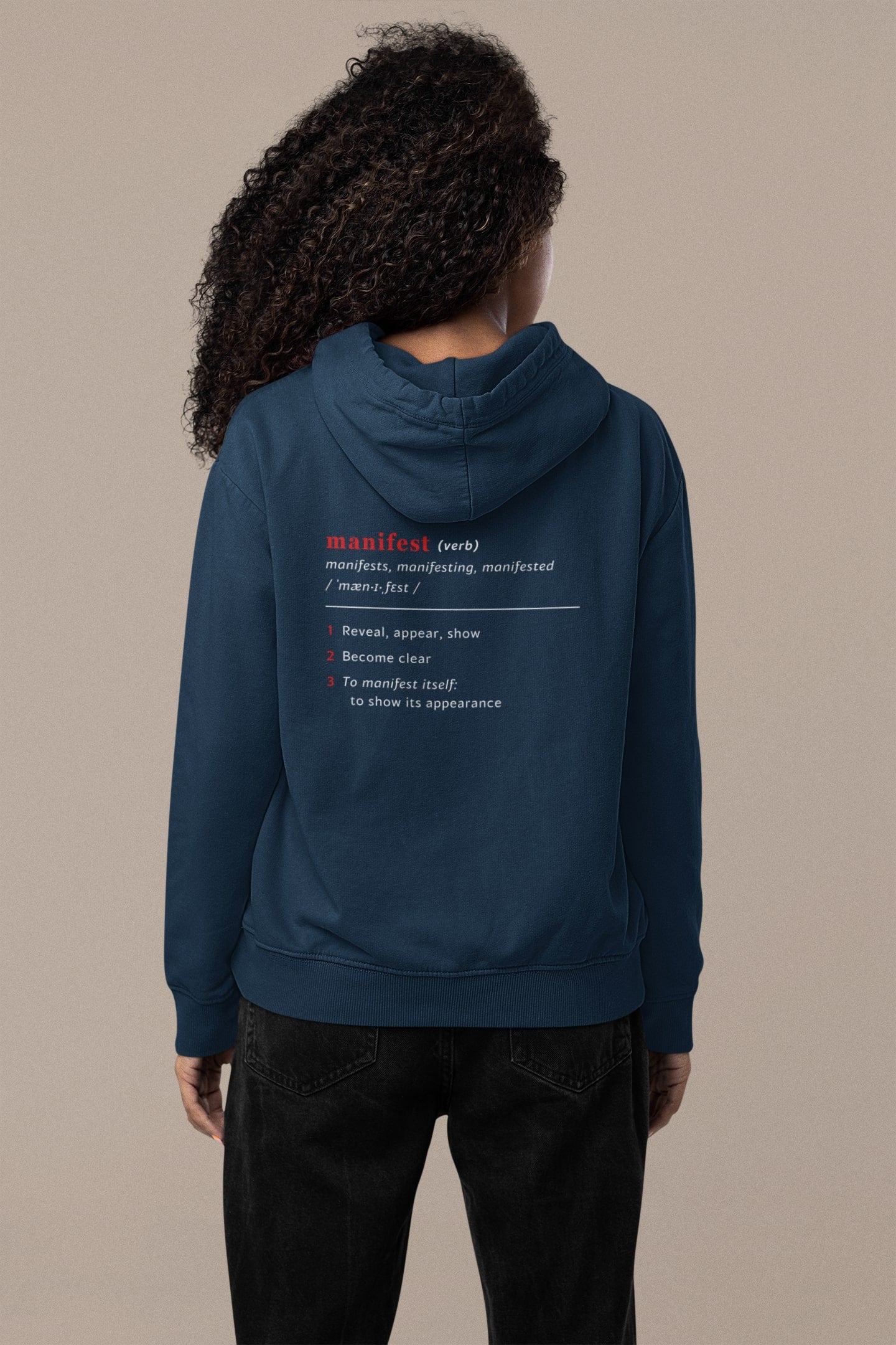 Good Thoughts Centre Hoodie - Achterzijde: Definitie van manifesteren (Engels). Zonder logo. Kleur: French Navy
