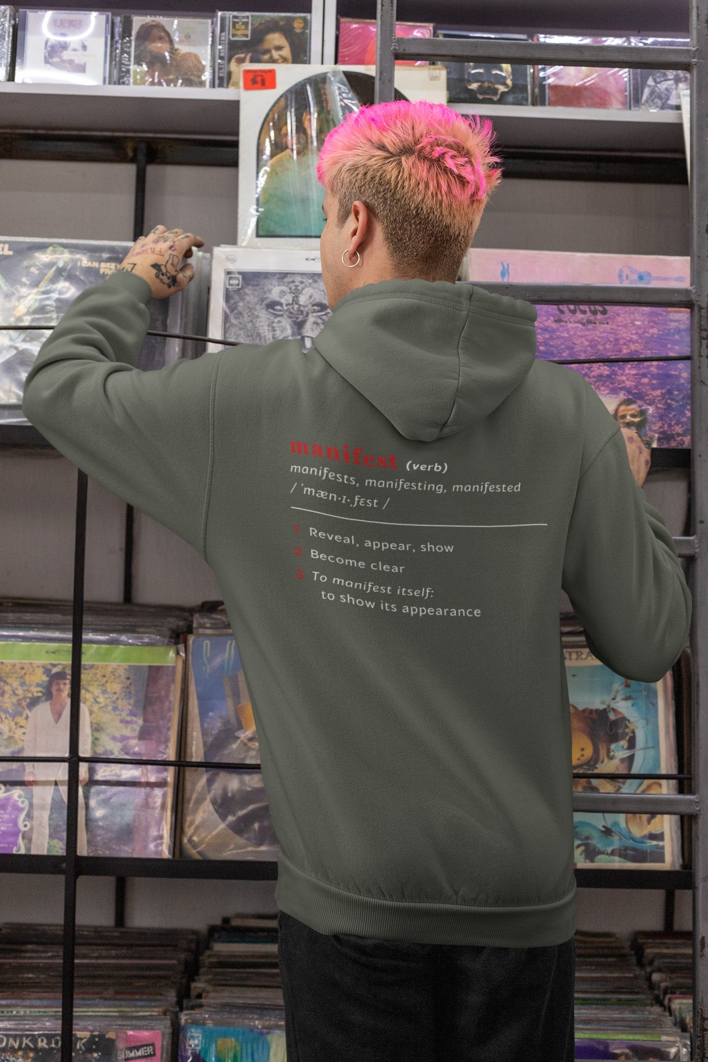 Good Thoughts Centre Hoodie - Achterzijde: Definitie van manifesteren (Engels). Zonder logo. Kleur: Khaki