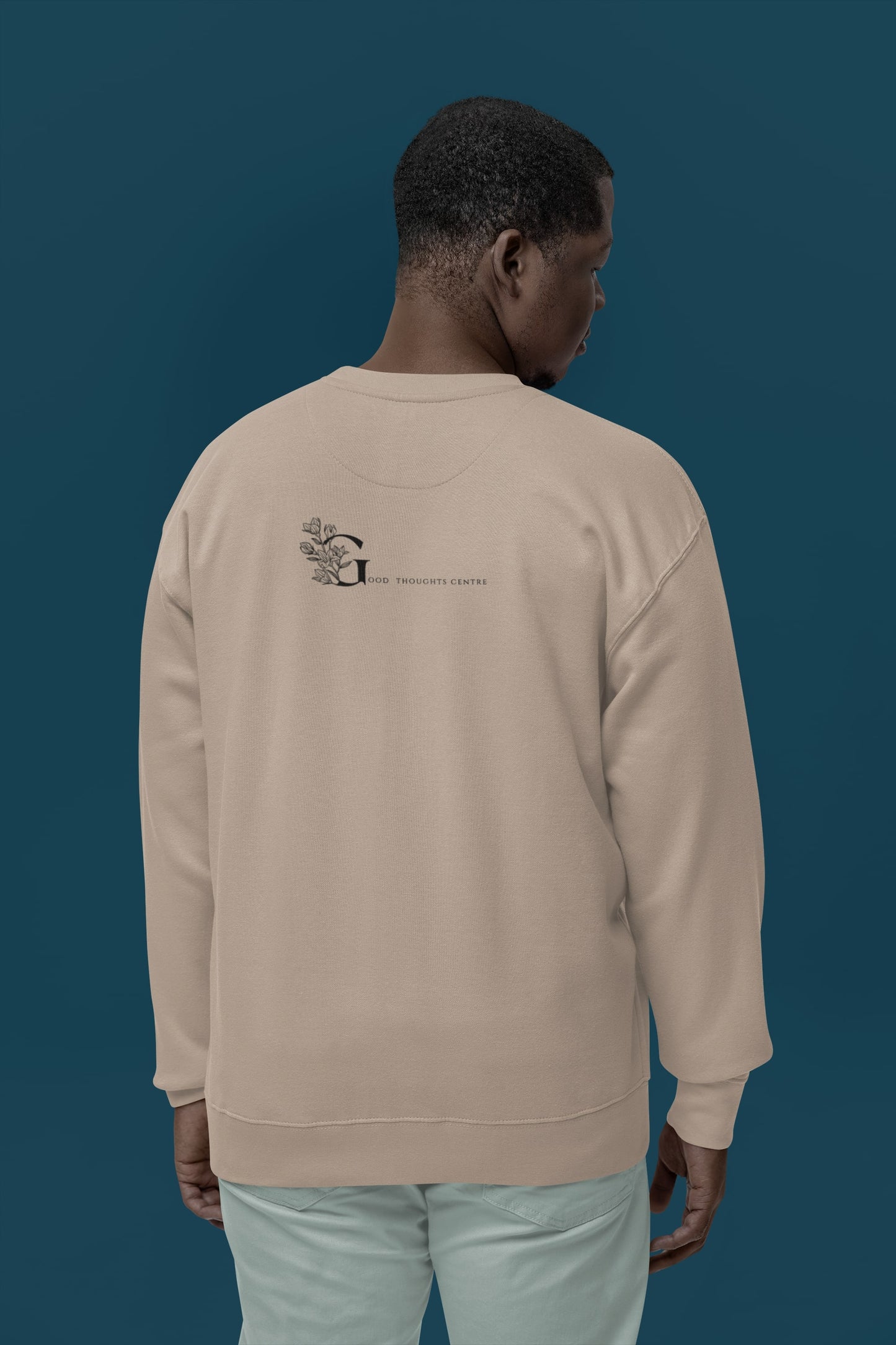 Good Thoughts Centre Sweater - Achterzijde: logo. Kleur: Desert Dust