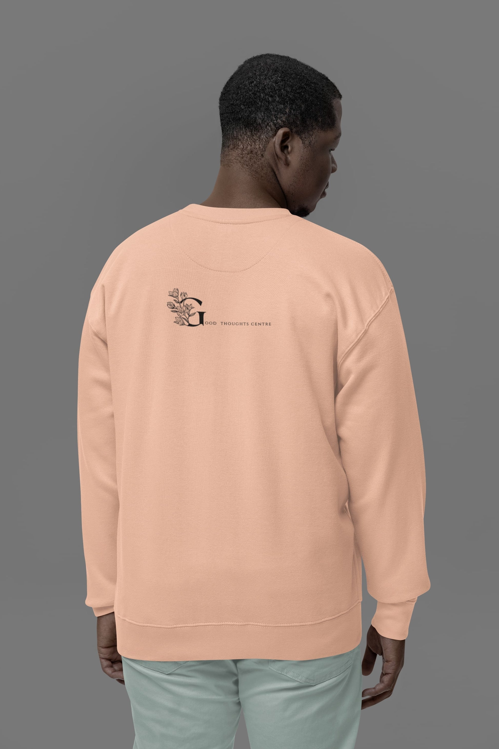 Good Thoughts Centre Sweater - Achterzijde: logo. Kleur: Fraiche Peche