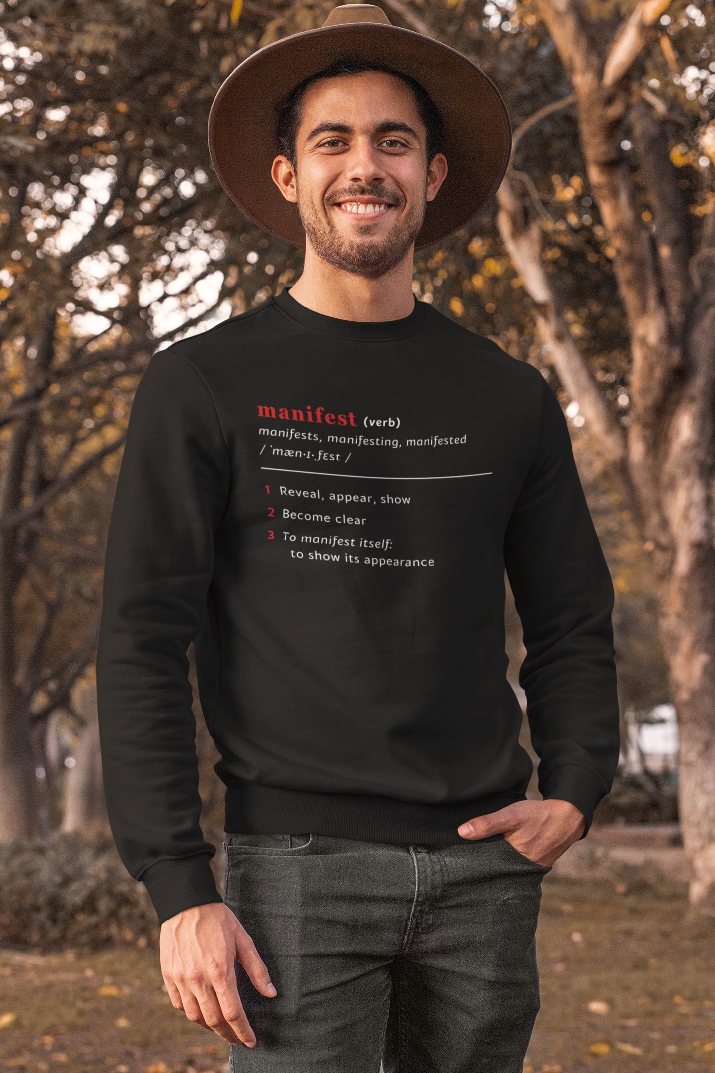 Good Thoughts Centre Sweater - Voorzijde: Definitie van manifesteren (Engels). Kleur: Black