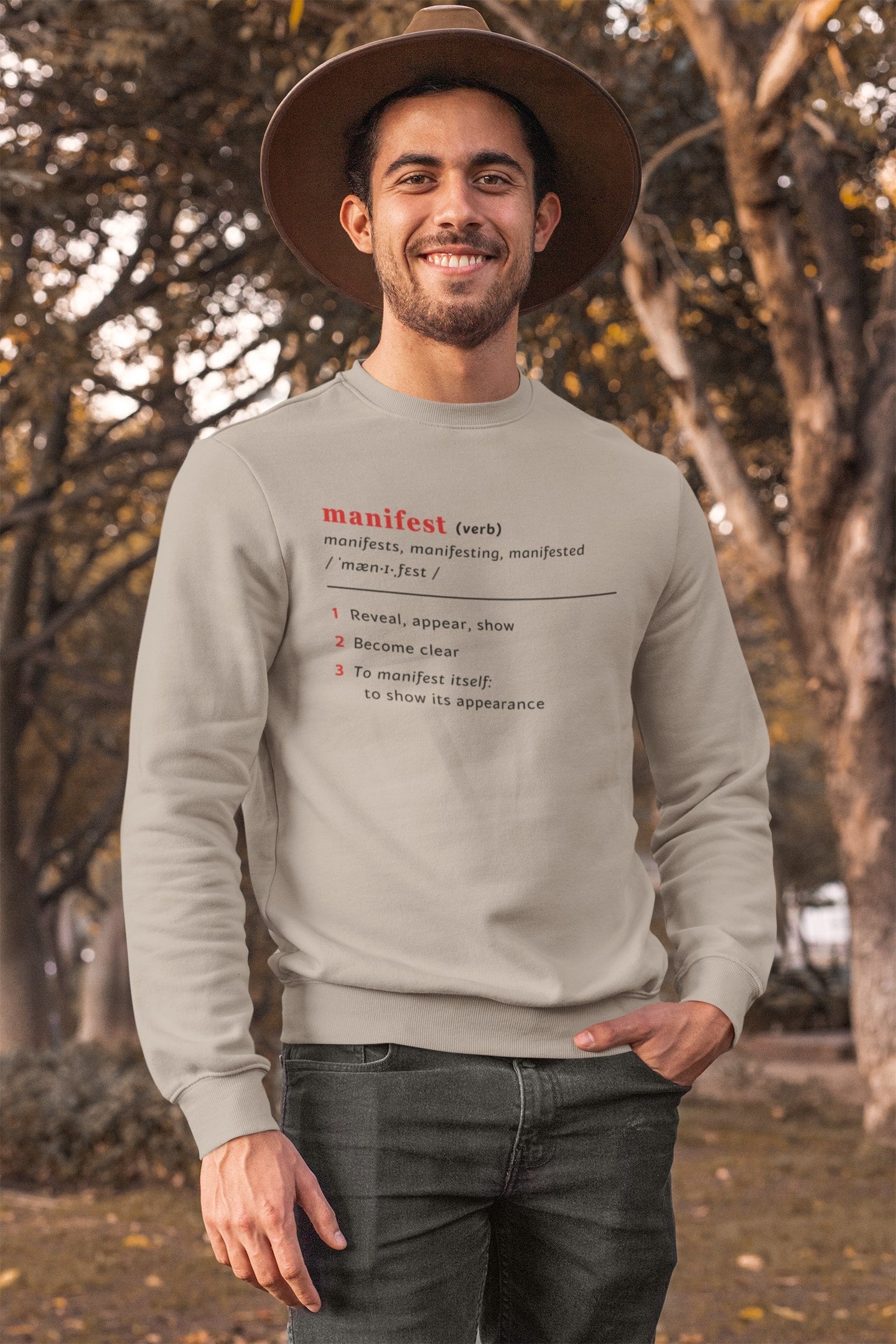 Good Thoughts Centre Sweater - Voorzijde: Definitie van manifesteren (Engels). Kleur: Desert Dust