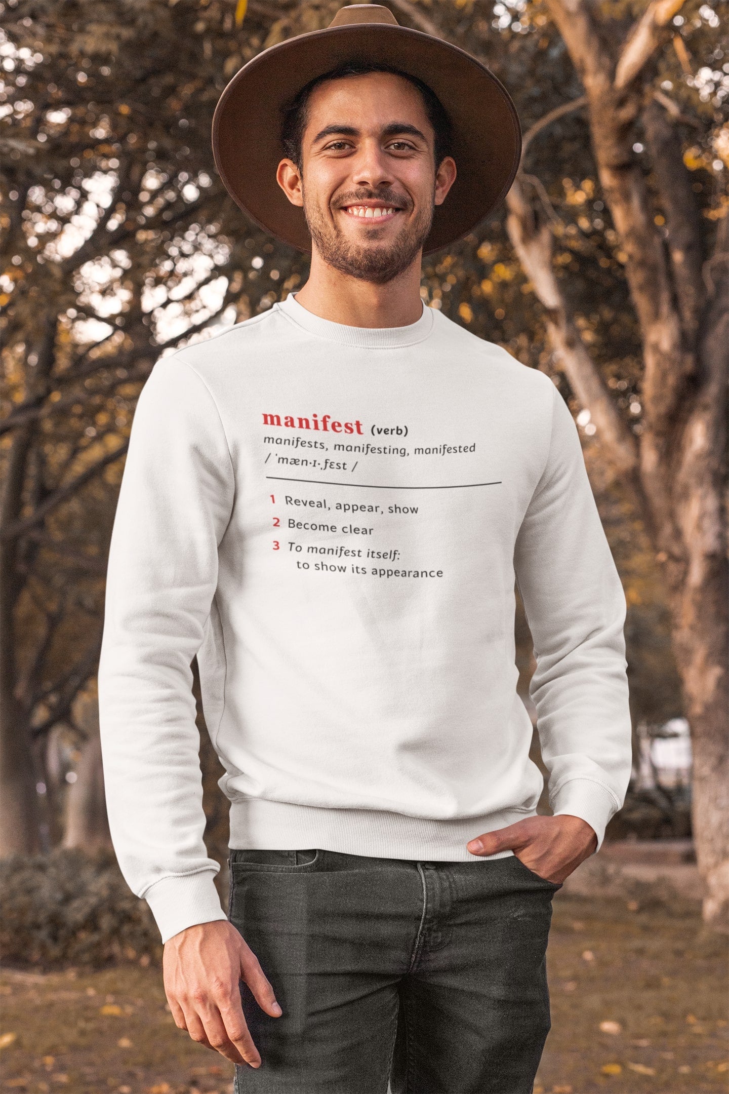 Good Thoughts Centre Sweater - Voorzijde: Definitie van manifesteren (Engels). Kleur: Off White