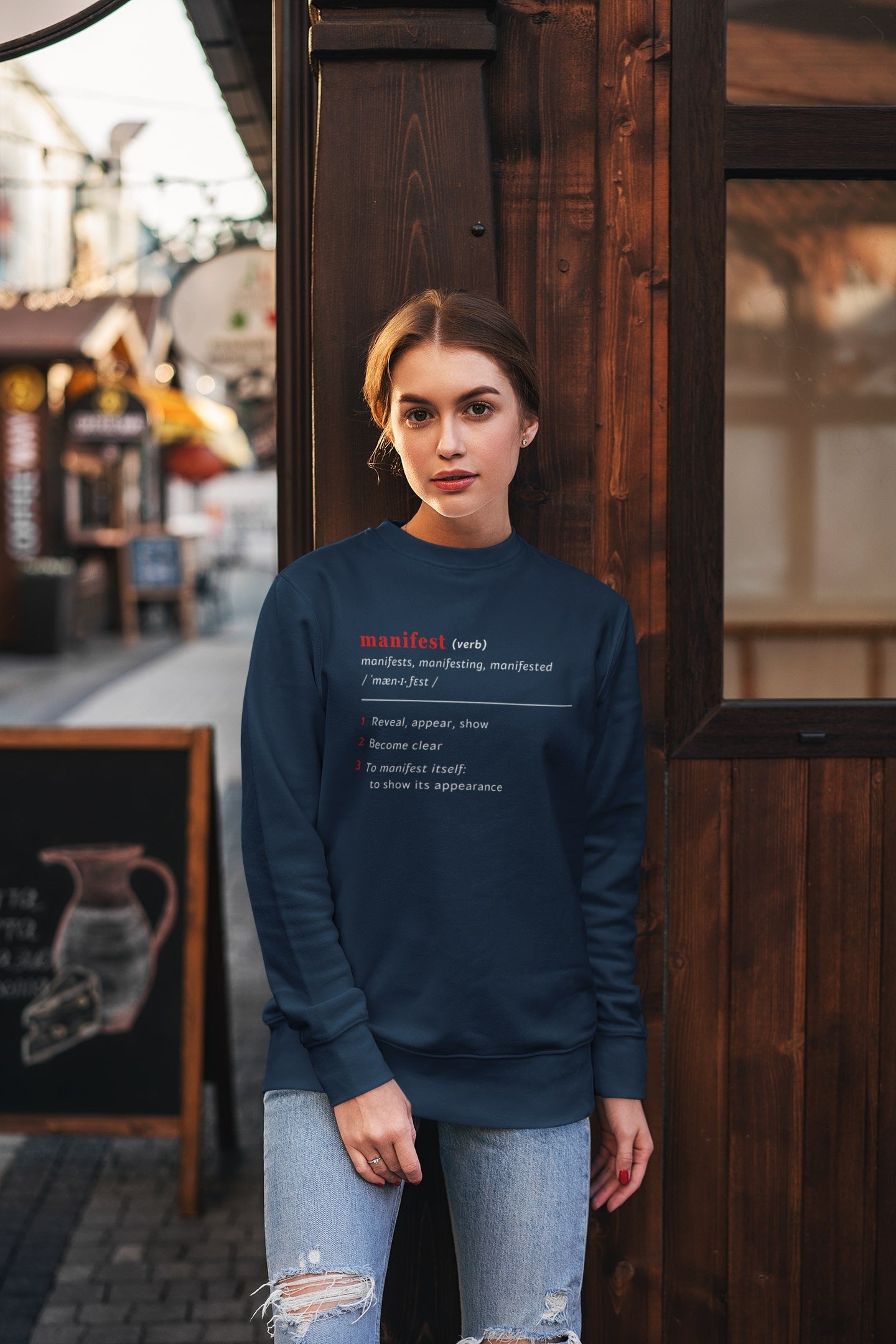 Good Thoughts Centre Sweater - voorzijde: Definitie van manifesteren (Engels). Zonder logo. Kleur: French Navy