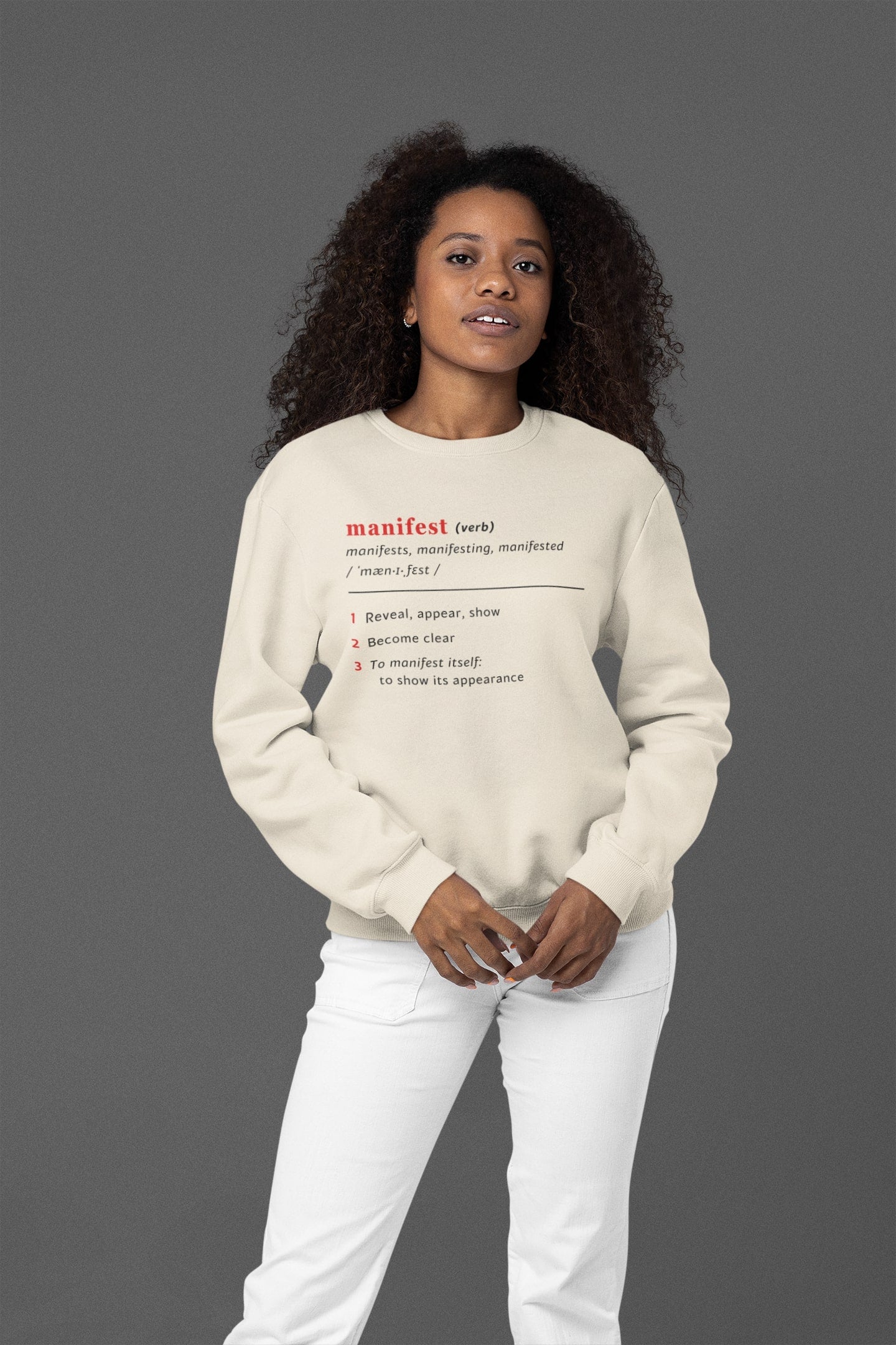 Good Thoughts Centre Sweater - voorzijde: Definitie van manifesteren (Engels). Zonder logo. Kleur: Natural Raw
