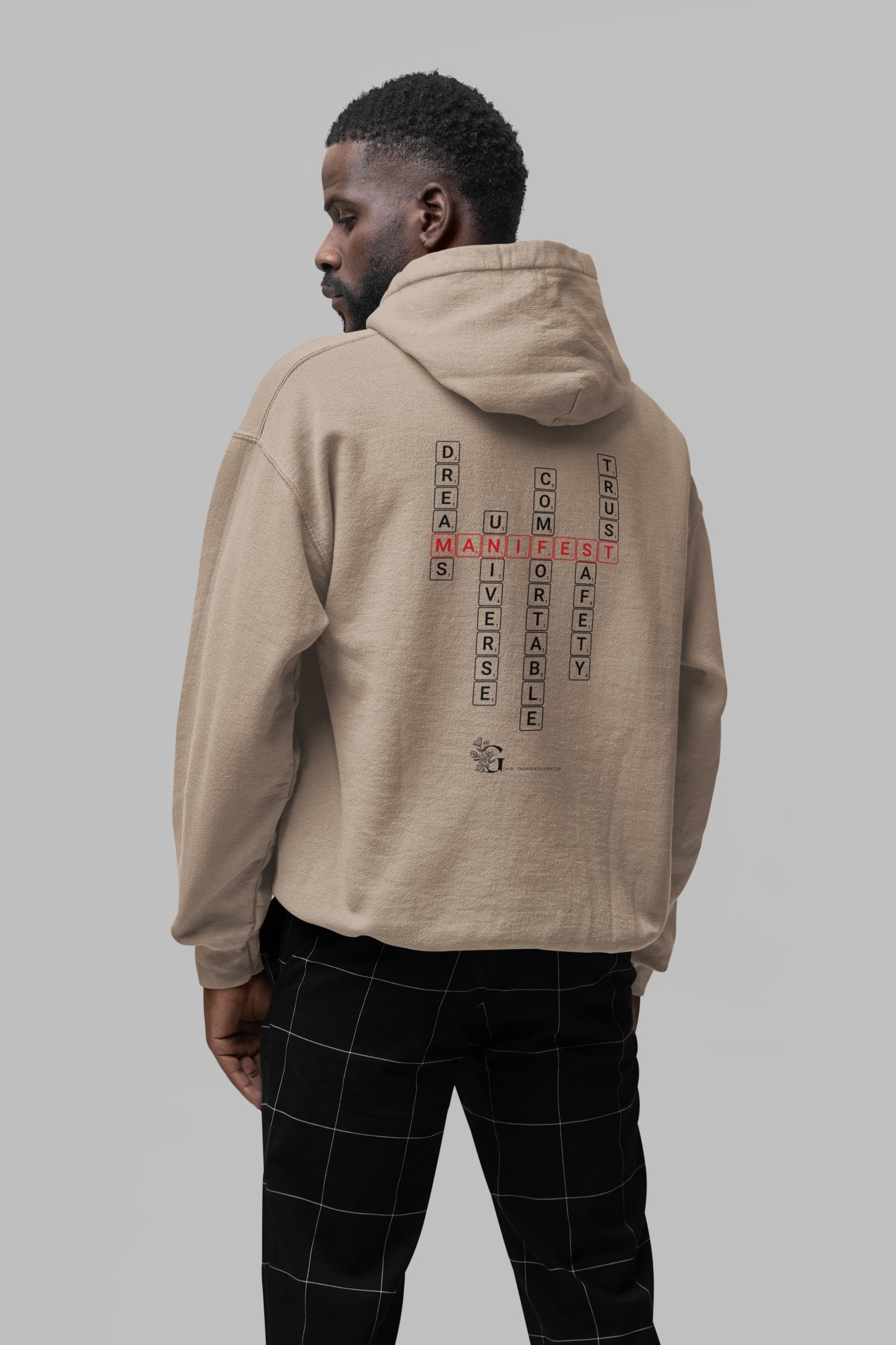 Good Thoughts Centre Sweater - Achterzijde: Scrabble manifesteren (Engels) & GTC logo. Kleur: Desert Dust