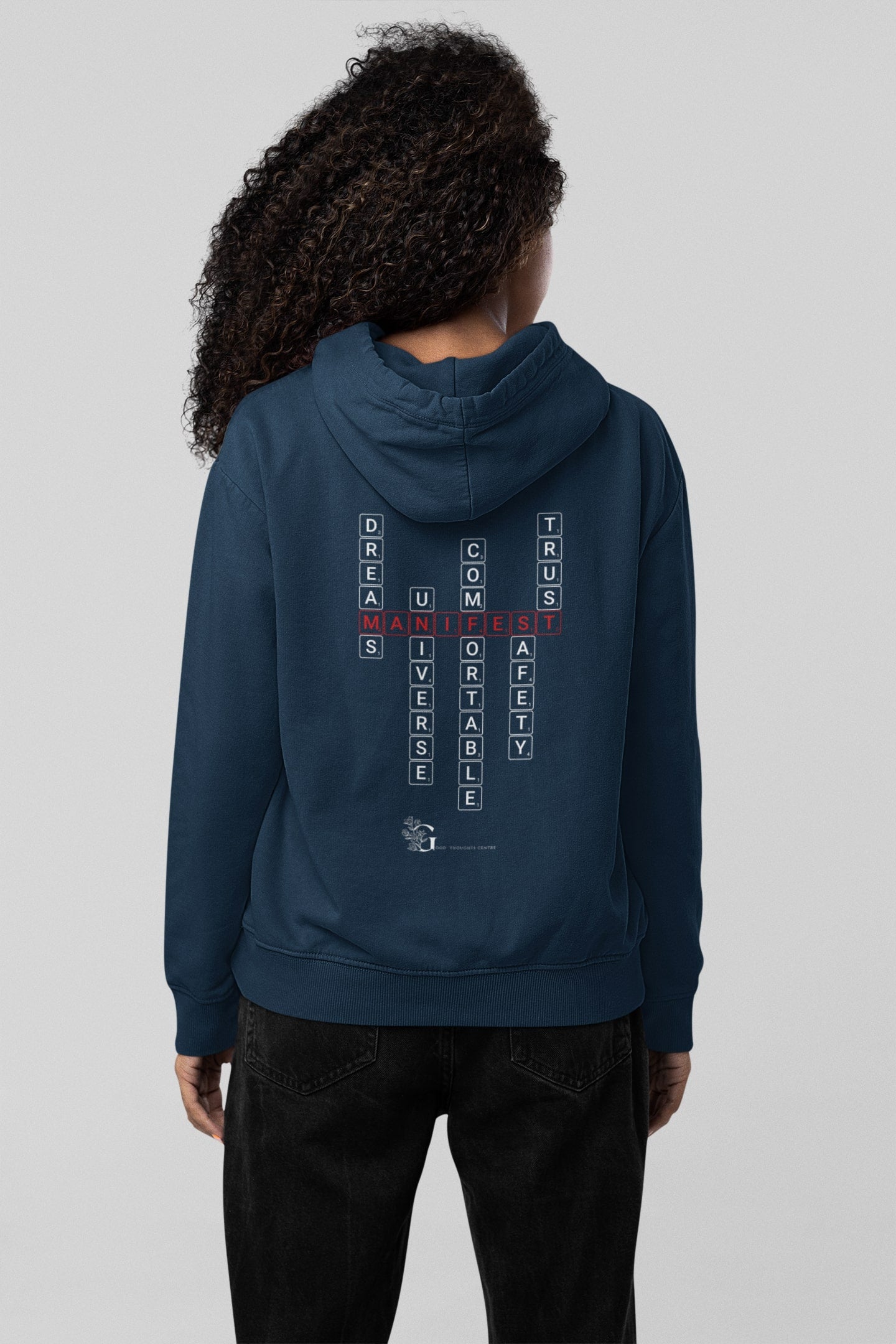 Good Thoughts Centre Sweater - Achterzijde: Scrabble manifesteren (Engels) & GTC logo. Kleur: French Navy