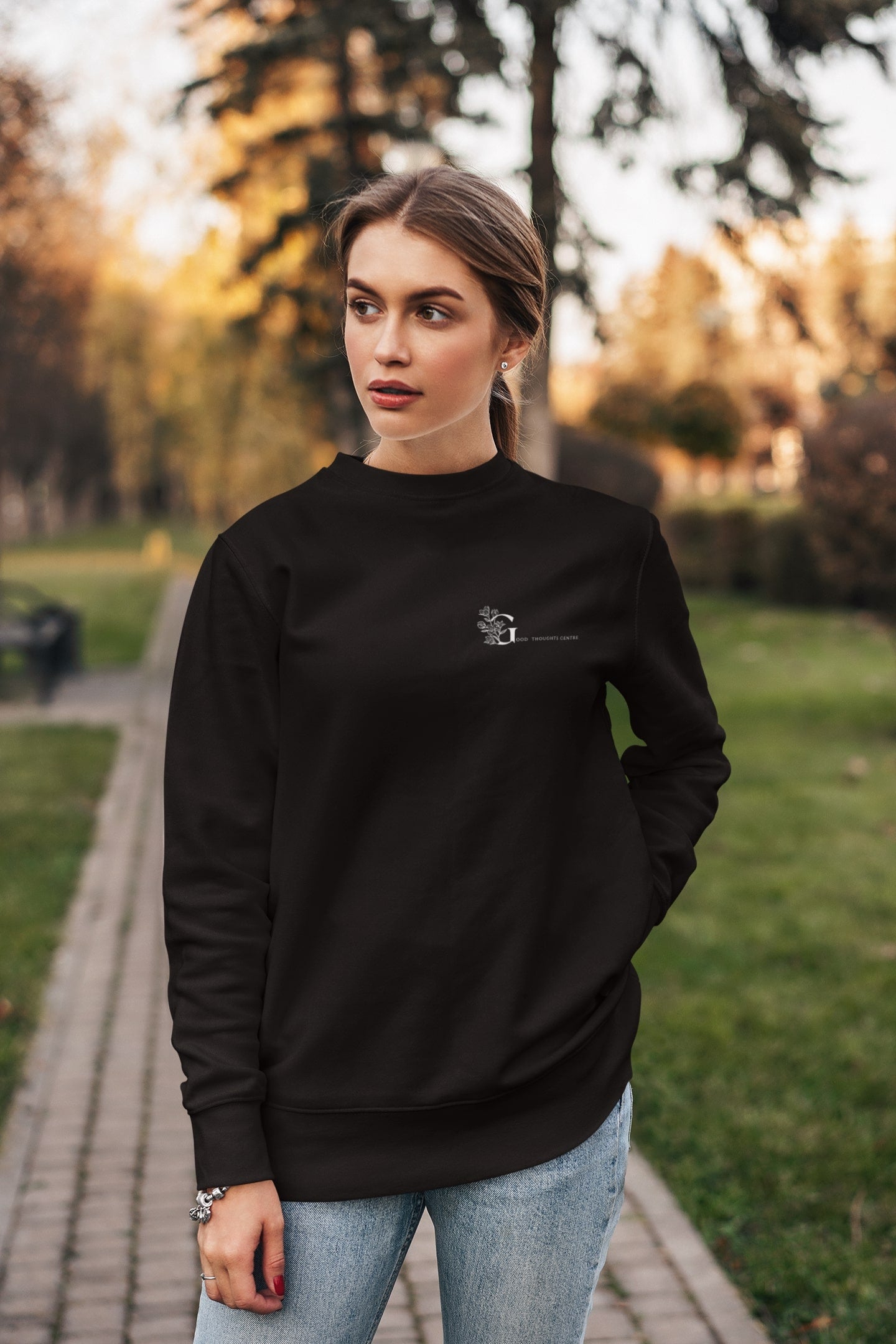 Good Thoughts Centre Sweater Scrabble - Voorzijde: Logo. Kleur: Black