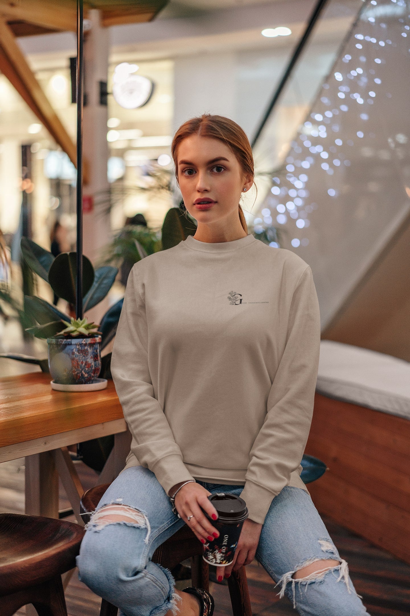 Good Thoughts Centre Sweater Scrabble - Voorzijde: Logo. Kleur: Desert Dust