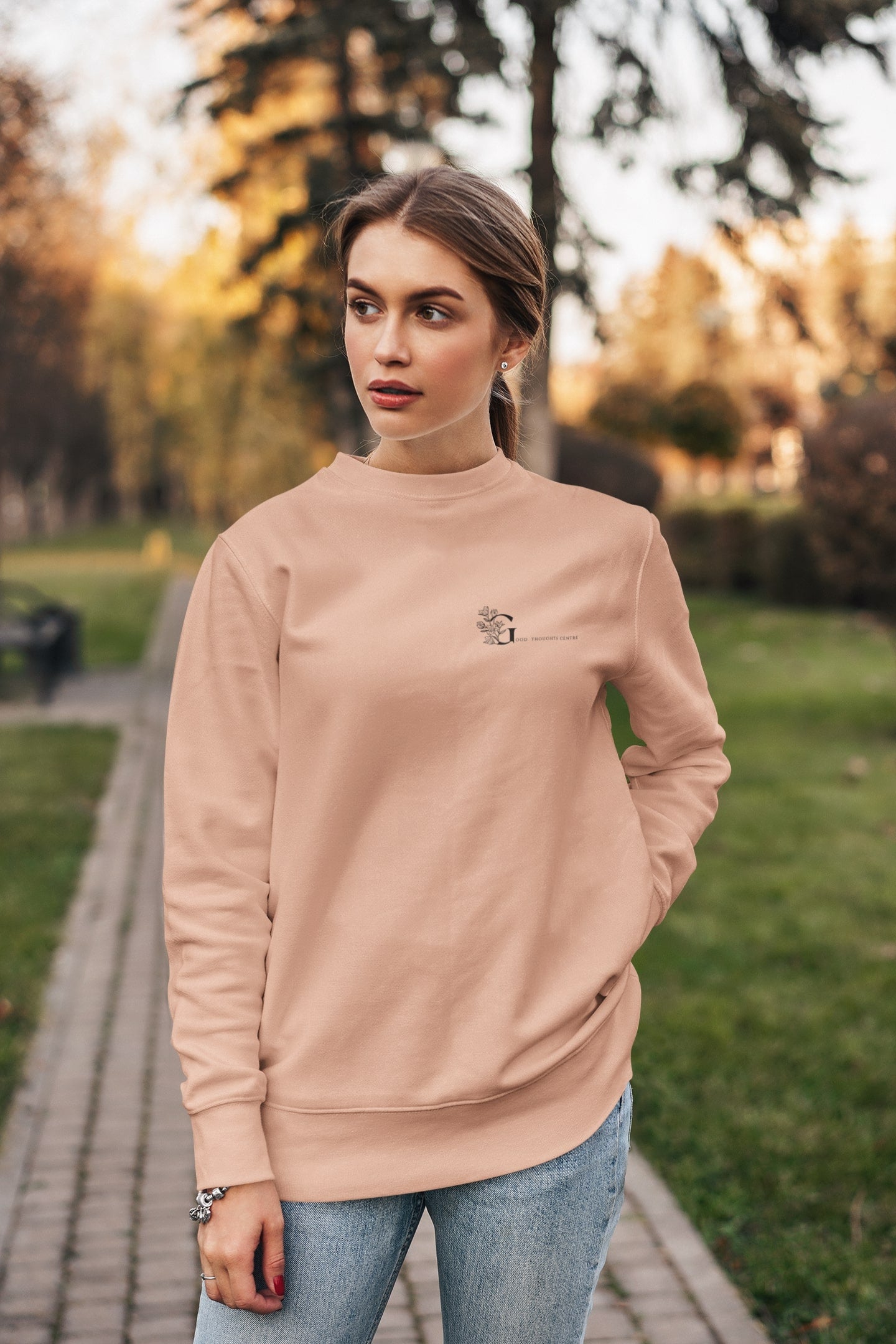Good Thoughts Centre Sweater Scrabble - Voorzijde: Logo. Kleur: Fraiche Peche