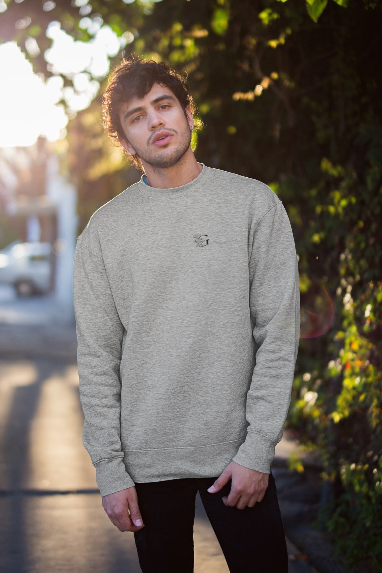 Good Thoughts Centre Sweater Scrabble - Voorzijde: Logo. Kleur: Heather Grey