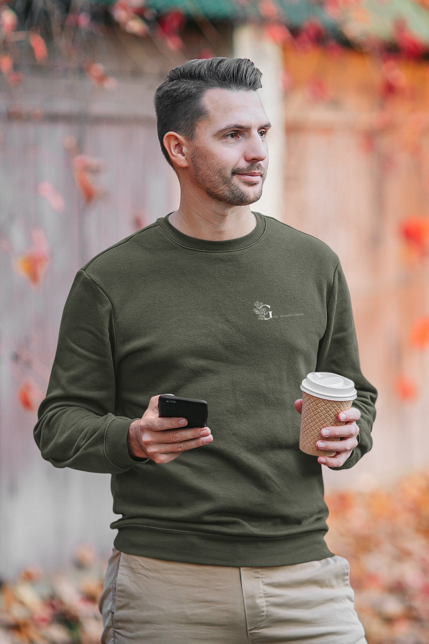 Good Thoughts Centre Sweater Scrabble - Voorzijde: Logo. Kleur: Khaki