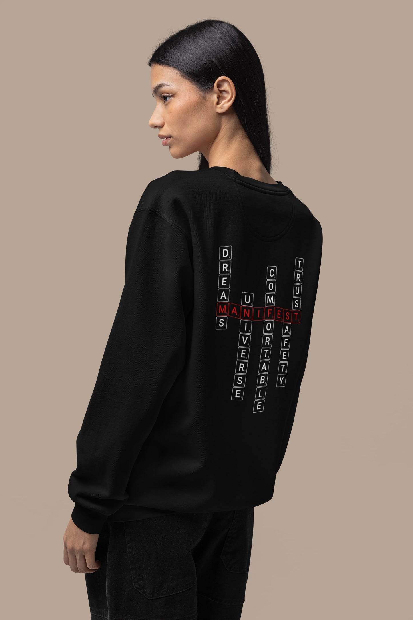 Good Thoughts Centre Sweater - Achterzijde: Scrabble manifesteren (Engels). Kleur: Black