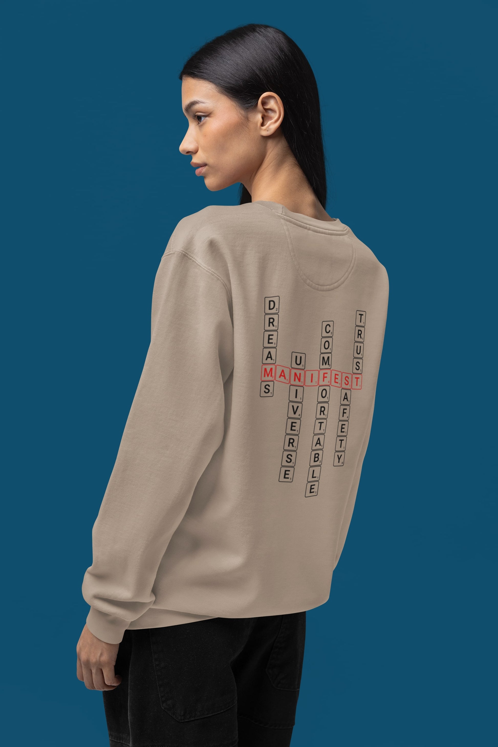 Good Thoughts Centre Sweater - Achterzijde: Scrabble manifesteren (Engels). Kleur: Desert Dust