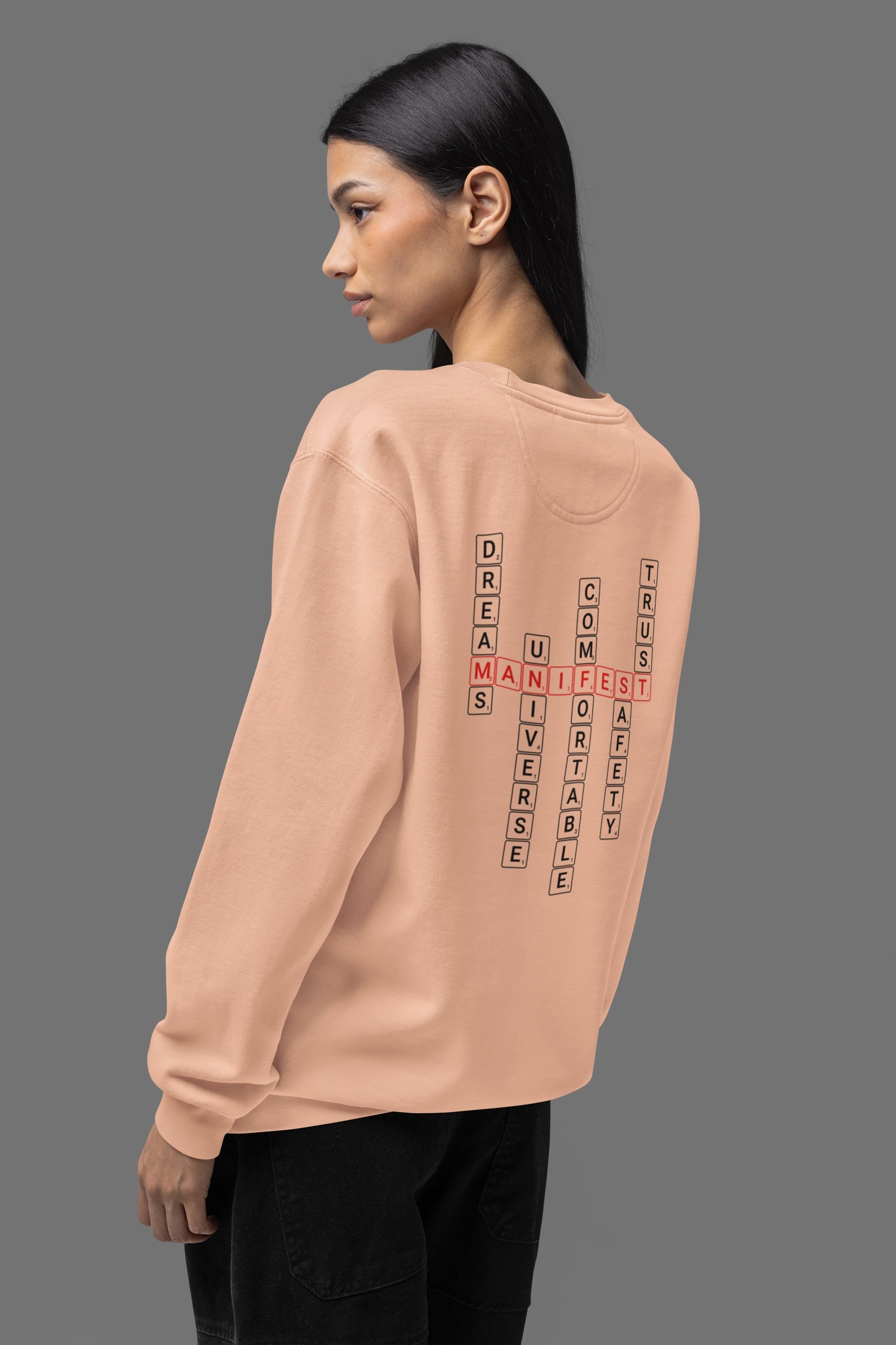 Good Thoughts Centre Sweater - Achterzijde: Scrabble manifesteren (Engels). Kleur: Fraiche Peche