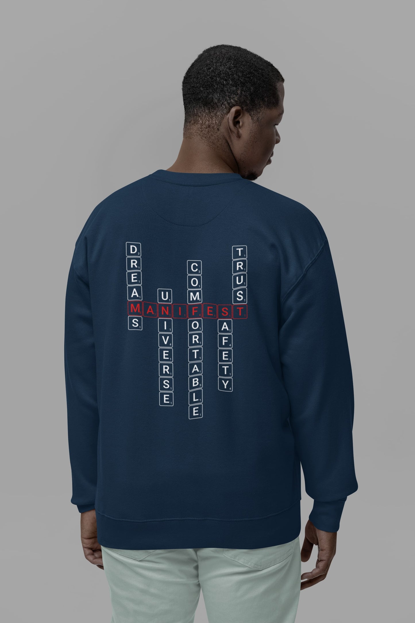 Good Thoughts Centre Sweater - Achterzijde: Scrabble manifesteren (Engels). Kleur: French Navy