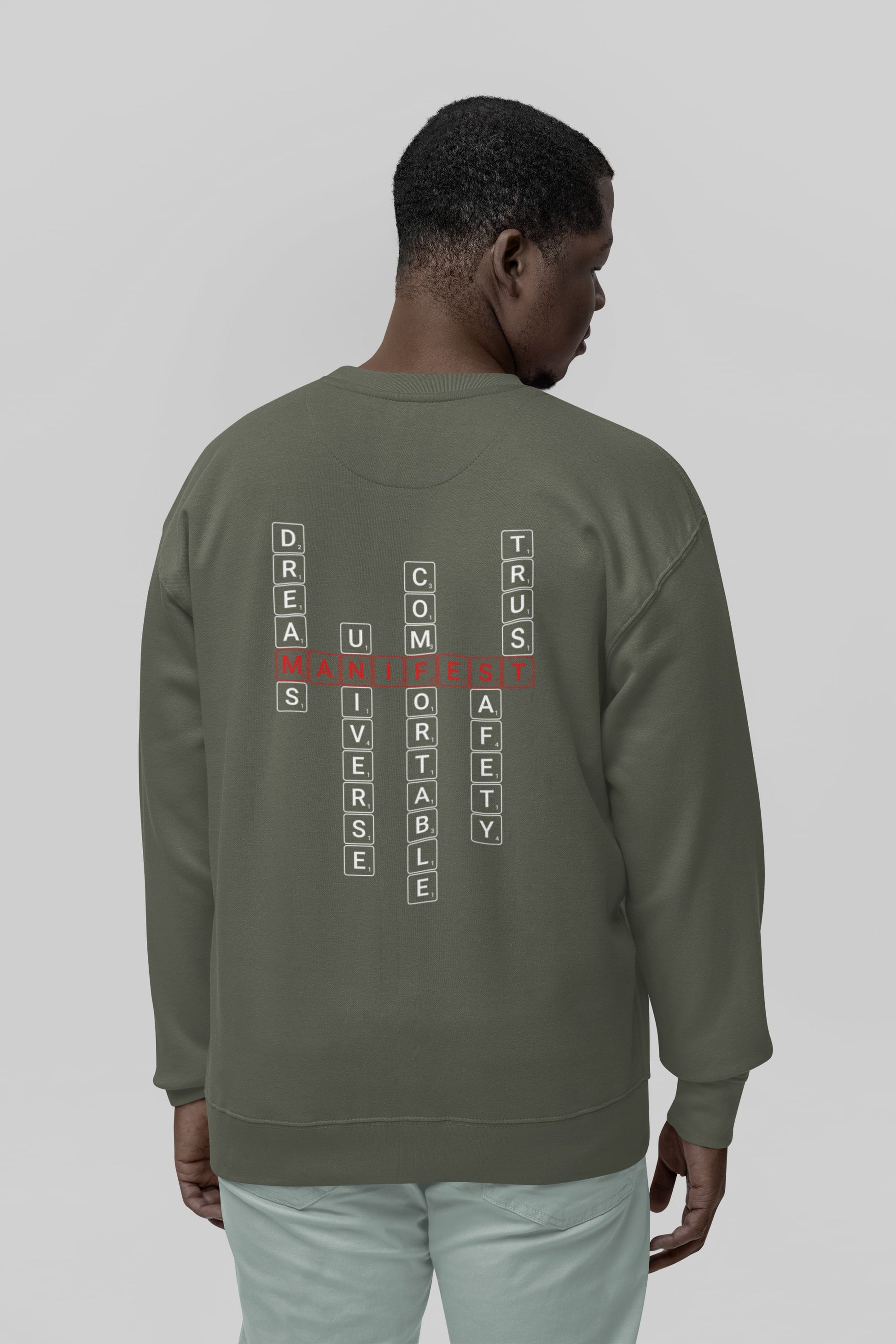 Good Thoughts Centre Sweater - Achterzijde: Scrabble manifesteren (Engels). Kleur: Khaki