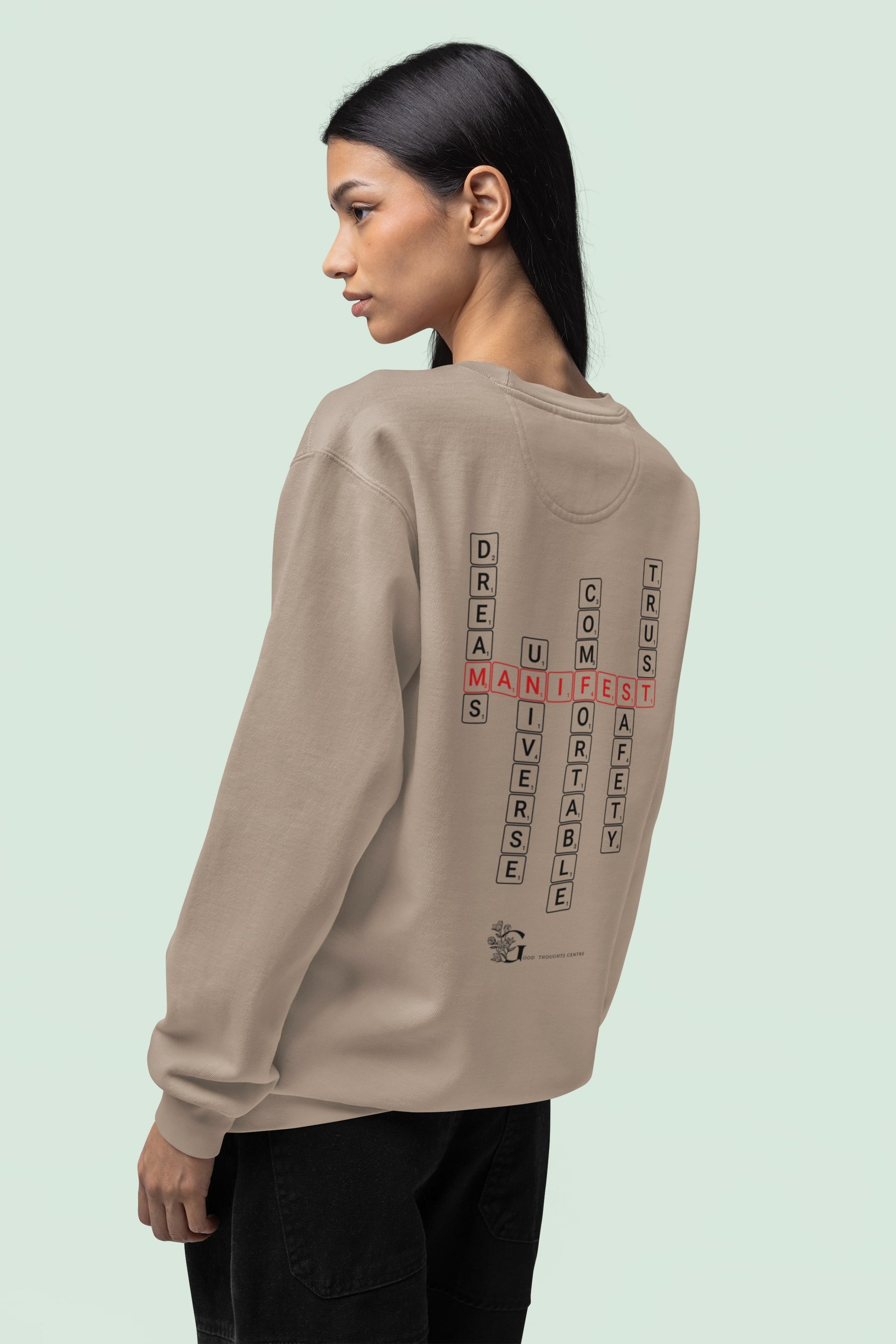 Good Thoughts Centre Sweater - Achterzijde: Scrabble manifesteren (Engels) & GTC logo. Kleur: Desert Dust