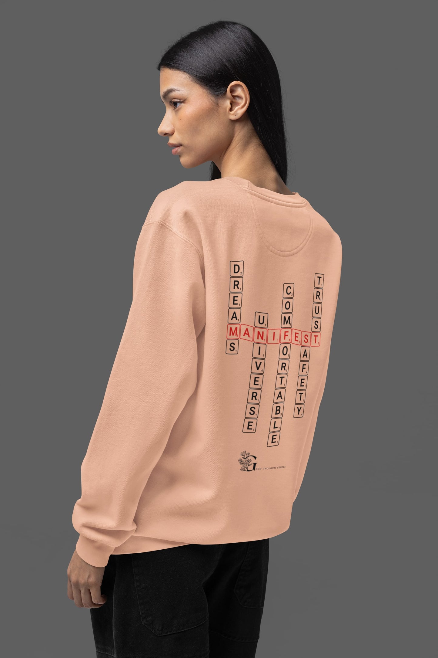 Good Thoughts Centre Sweater - Achterzijde: Scrabble manifesteren (Engels) & GTC logo. Kleur: Fraiche Peche