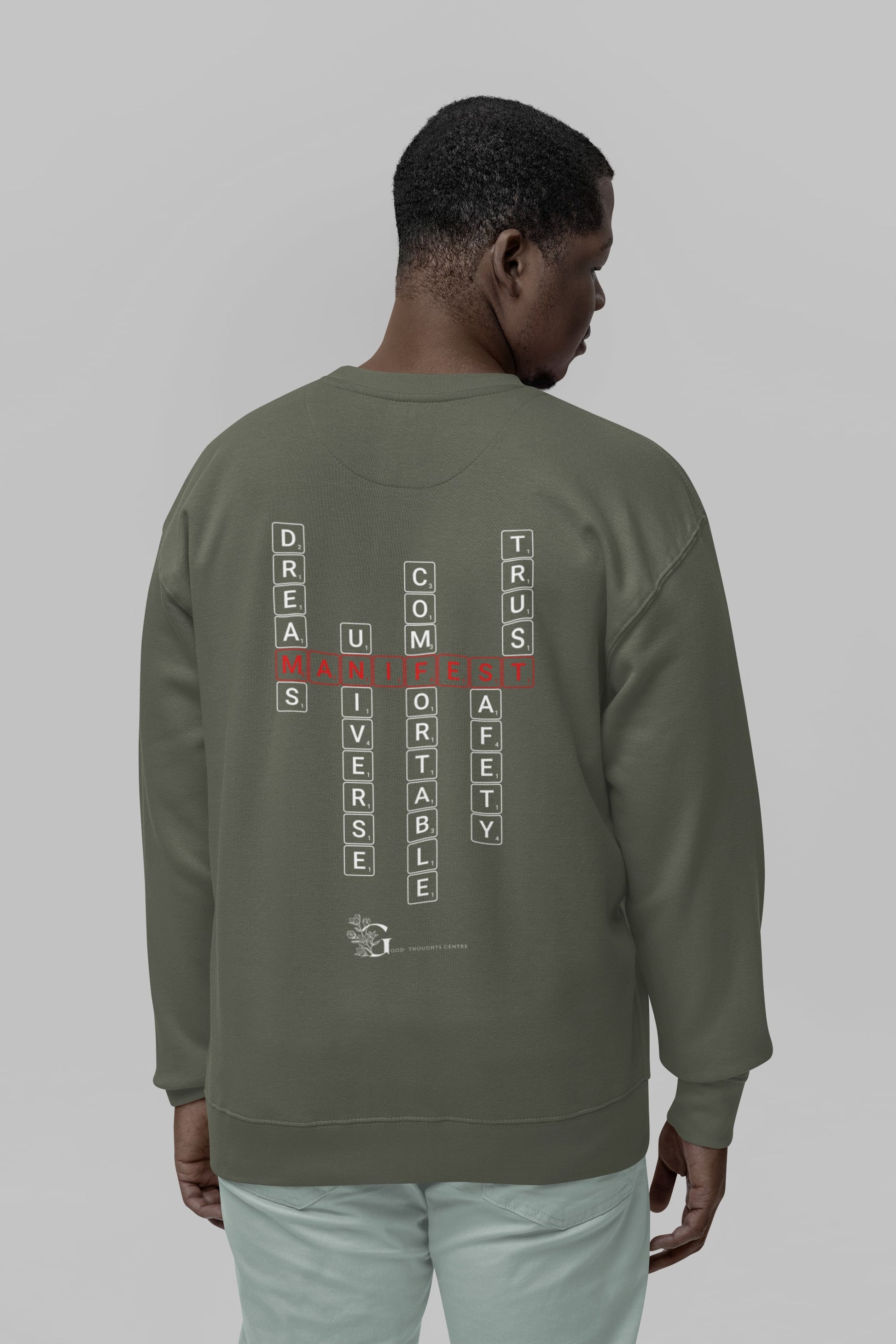 Good Thoughts Centre Sweater - Achterzijde: Scrabble manifesteren (Engels) & GTC logo. Kleur: Khaki