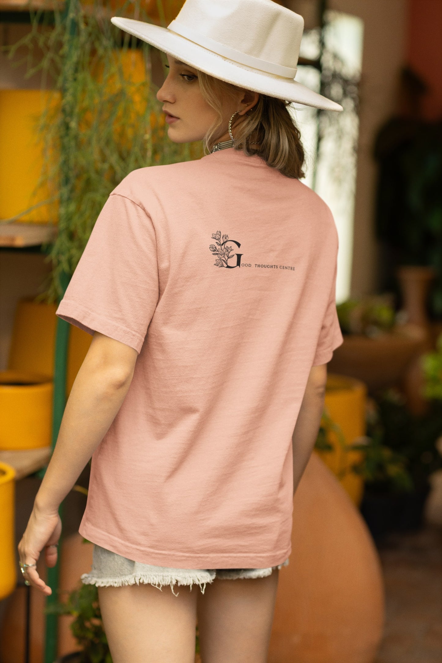 Good Thoughts Centre T-shirt - Achterzijde: GTC Logo. Kleur: Fraiche Peche
