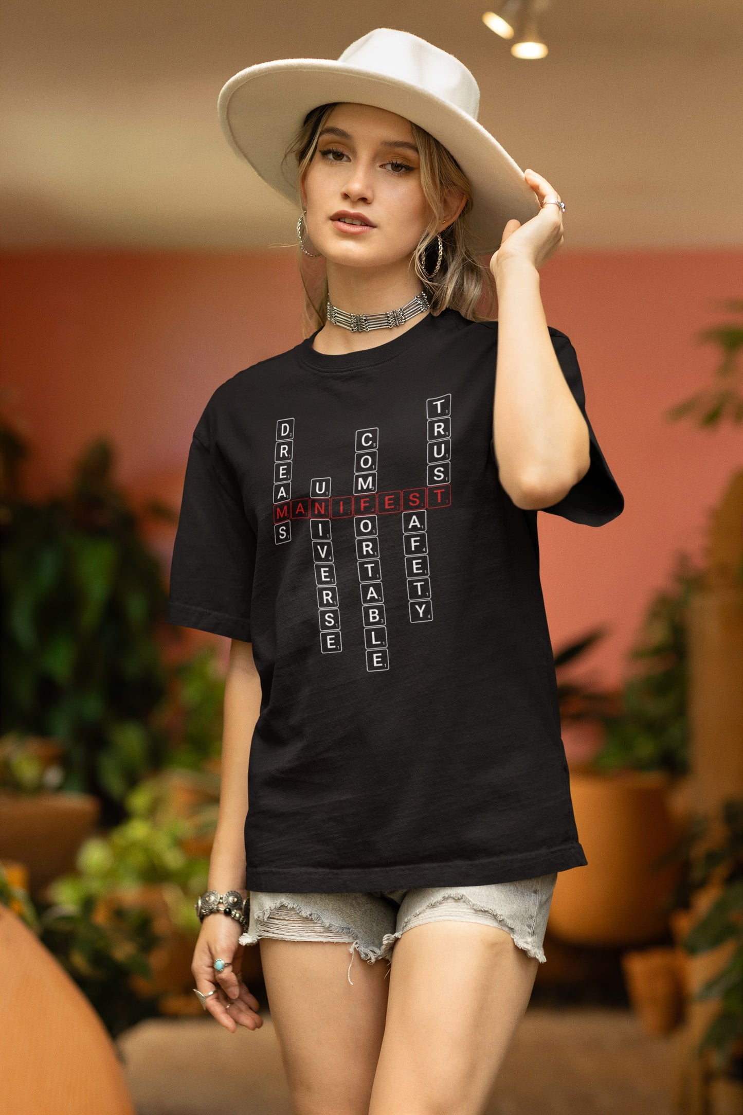 Good Thoughts Centre T-shirt - Voorzijde: Scrabble manifesteren (Engels). Kleur: Black