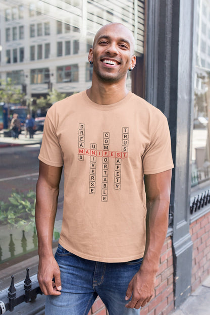 Good Thoughts Centre T-shirt - Voorzijde: Scrabble manifesteren (Engels). Kleur: Fraiche Peche