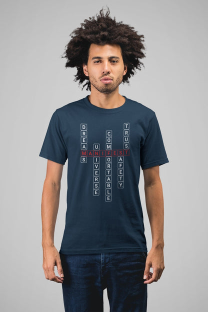 Good Thoughts Centre T-shirt - Voorzijde: Scrabble manifesteren (Engels). Kleur: French Navy