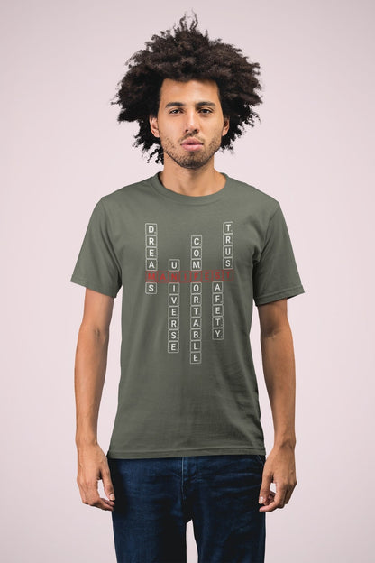 Good Thoughts Centre T-shirt - Voorzijde: Scrabble manifesteren (Engels). Kleur: Khaki