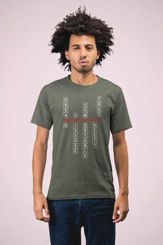 Good Thoughts Centre T-shirt - Voorzijde: Scrabble manifesteren (Engels). Kleur: Khaki
