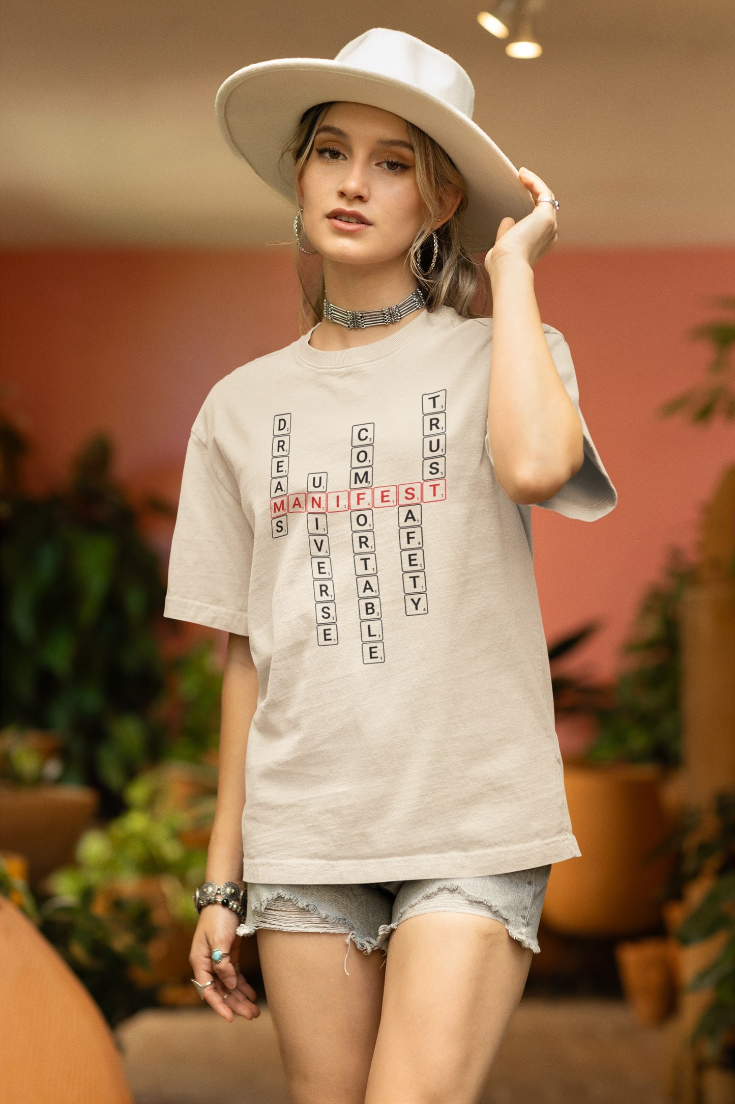 Good Thoughts Centre T-shirt - Voorzijde: Scrabble manifesteren (Engels). Achterzijde: Blanco. Kleur: Natural Raw