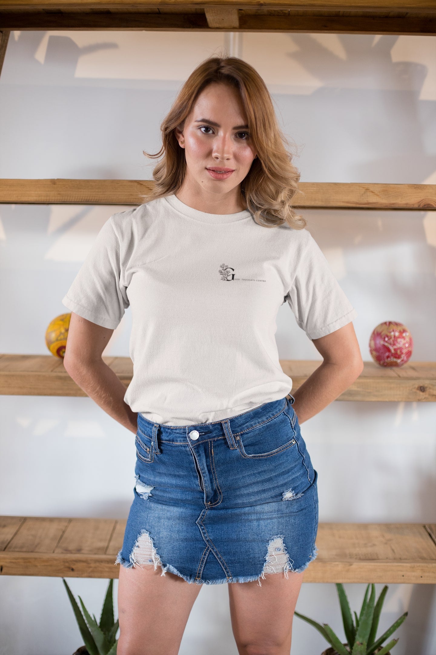 Good Thoughts Centre T-shirt - Voorzijde: GTC logo. Kleur: Off White