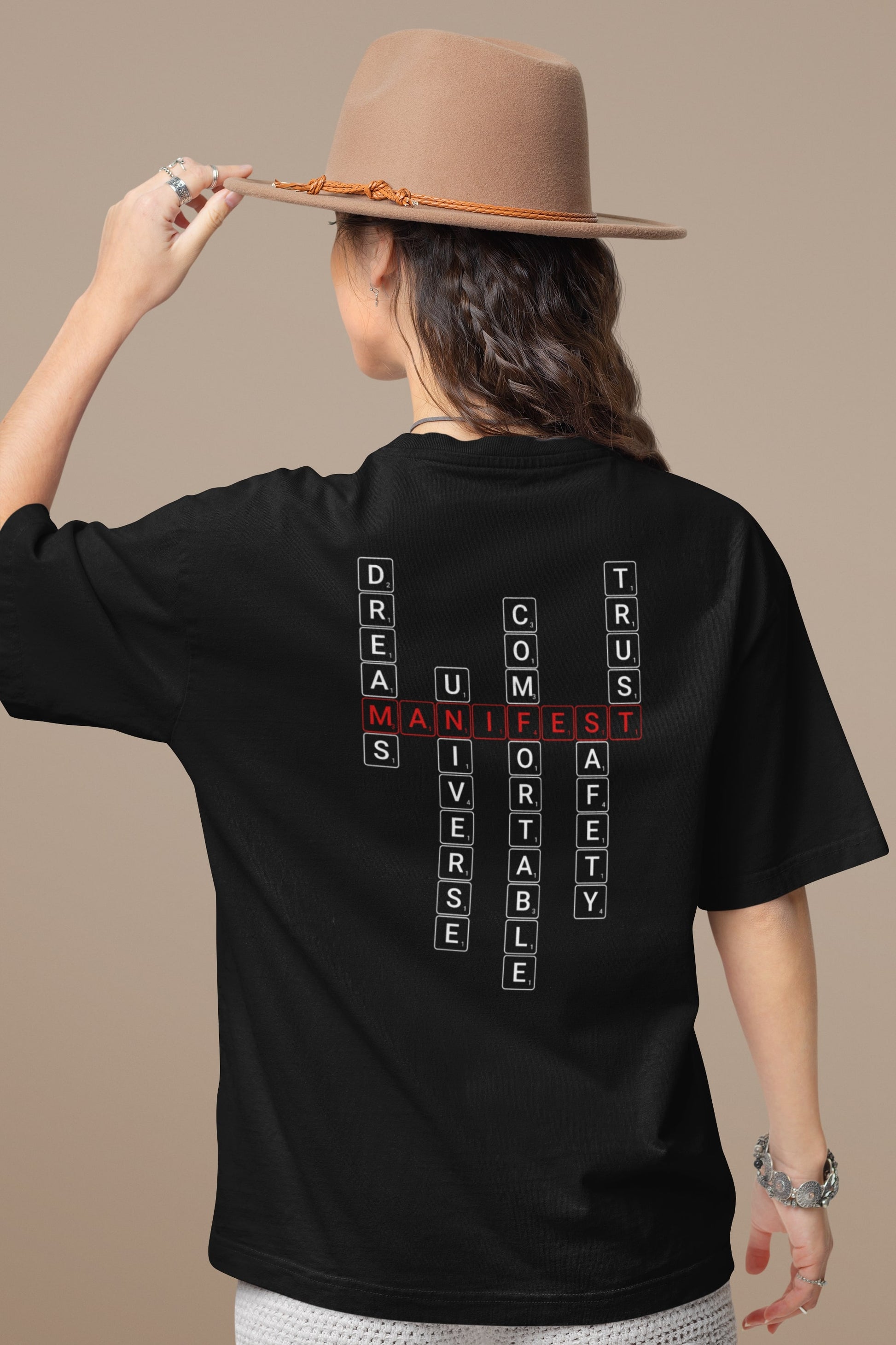 Good Thoughts Centre T-shirt - Achterzijde: Scrabble manifesteren (Engels). Kleur: Black