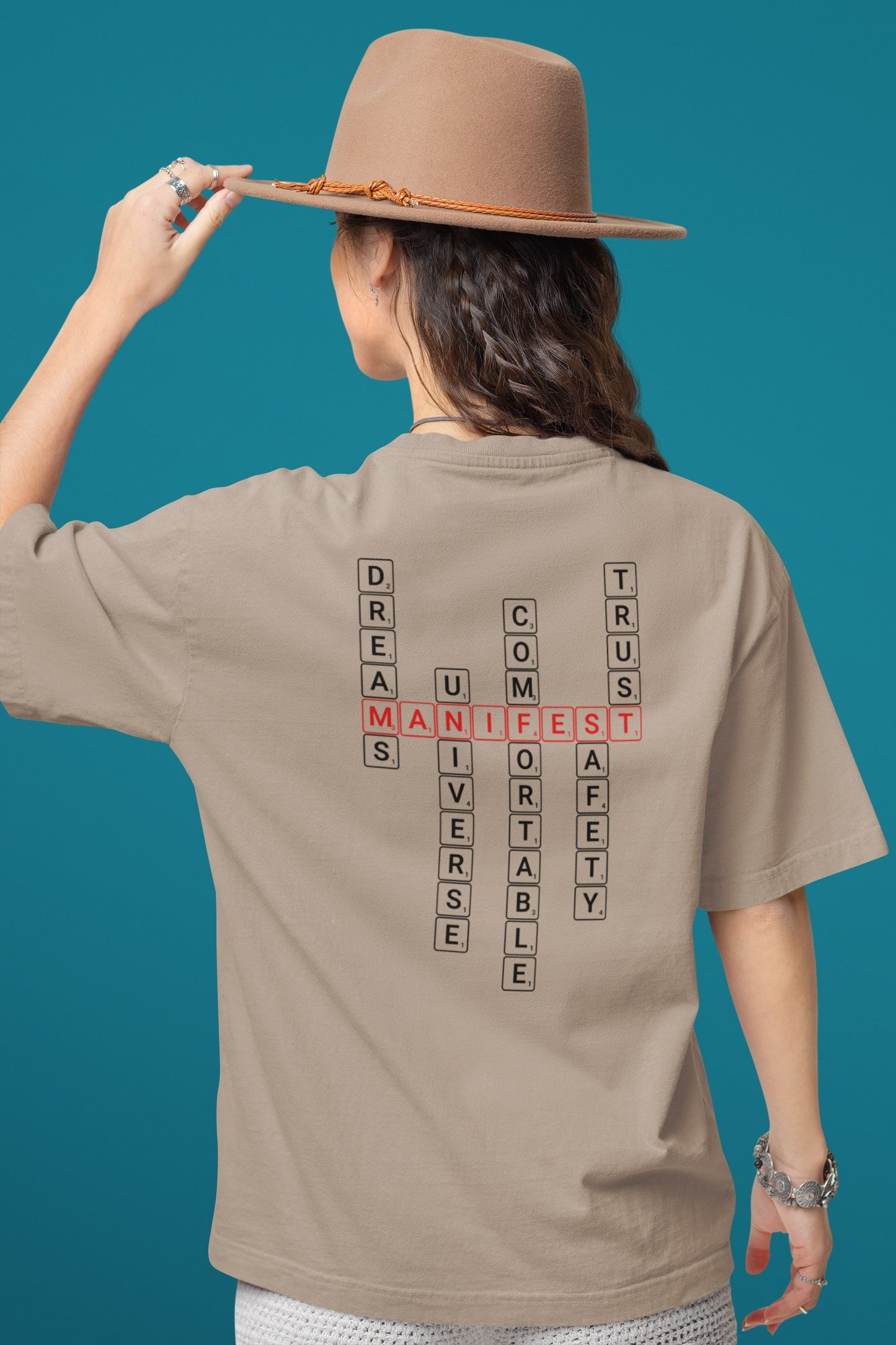 Good Thoughts Centre T-shirt - Achterzijde: Scrabble manifesteren (Engels). Kleur: Desert Dust