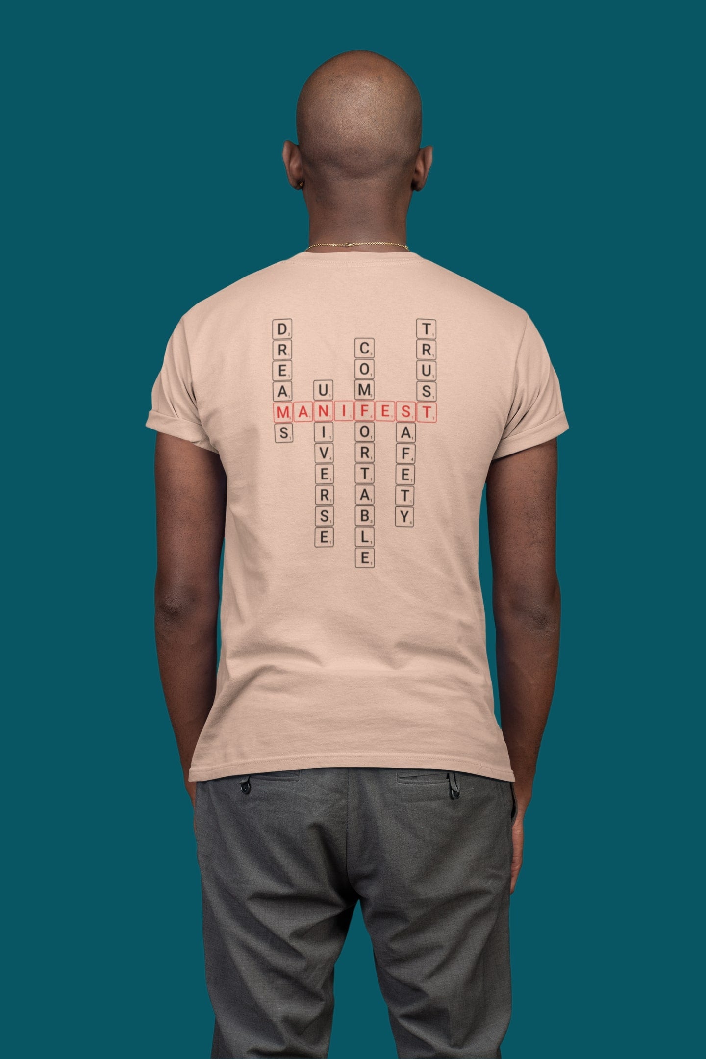 Good Thoughts Centre T-shirt - Achterzijde: Scrabble manifesteren (Engels). Kleur: Fraiche Peche
