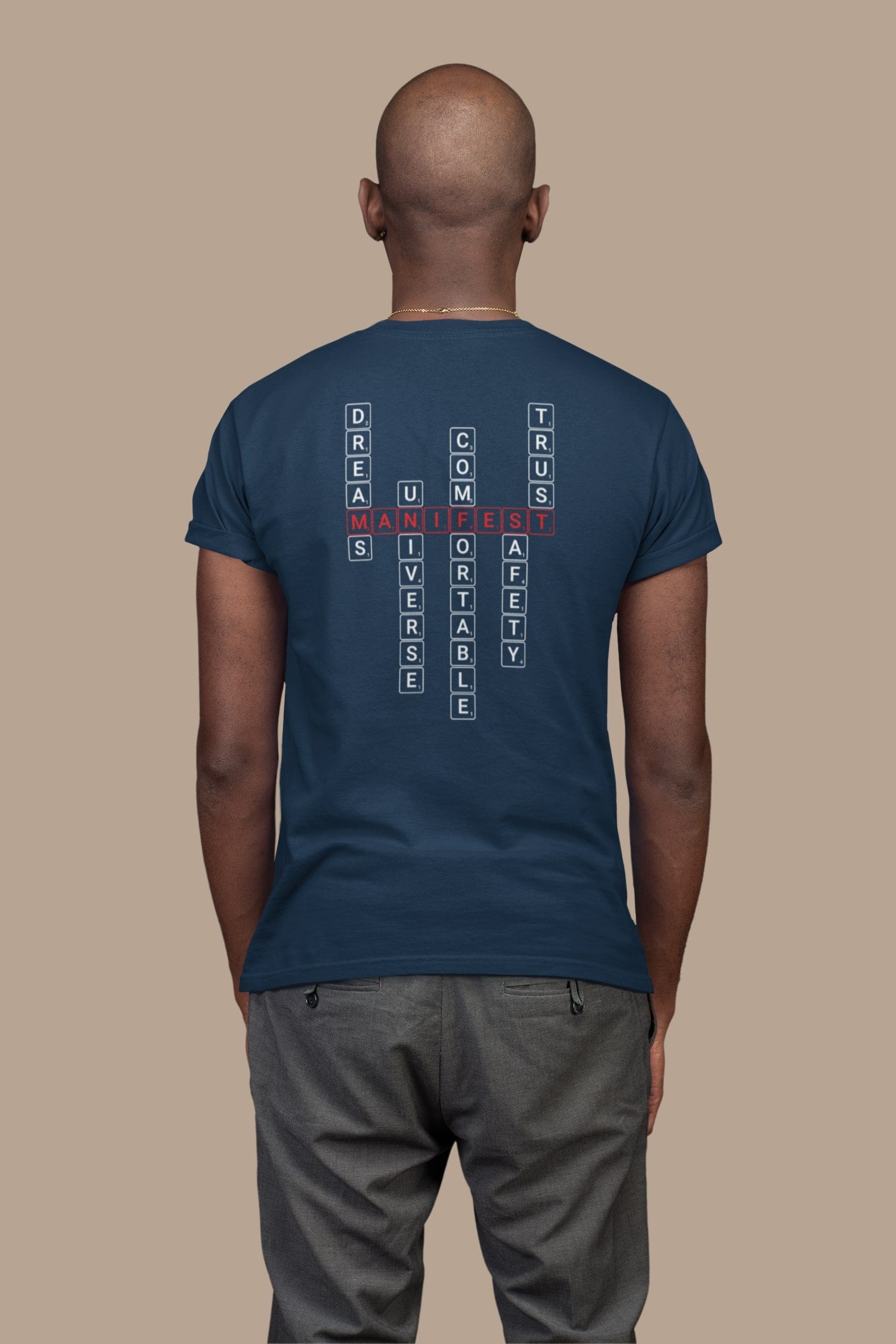 Good Thoughts Centre T-shirt - Achterzijde: Scrabble manifesteren (Engels). Kleur: French Navy