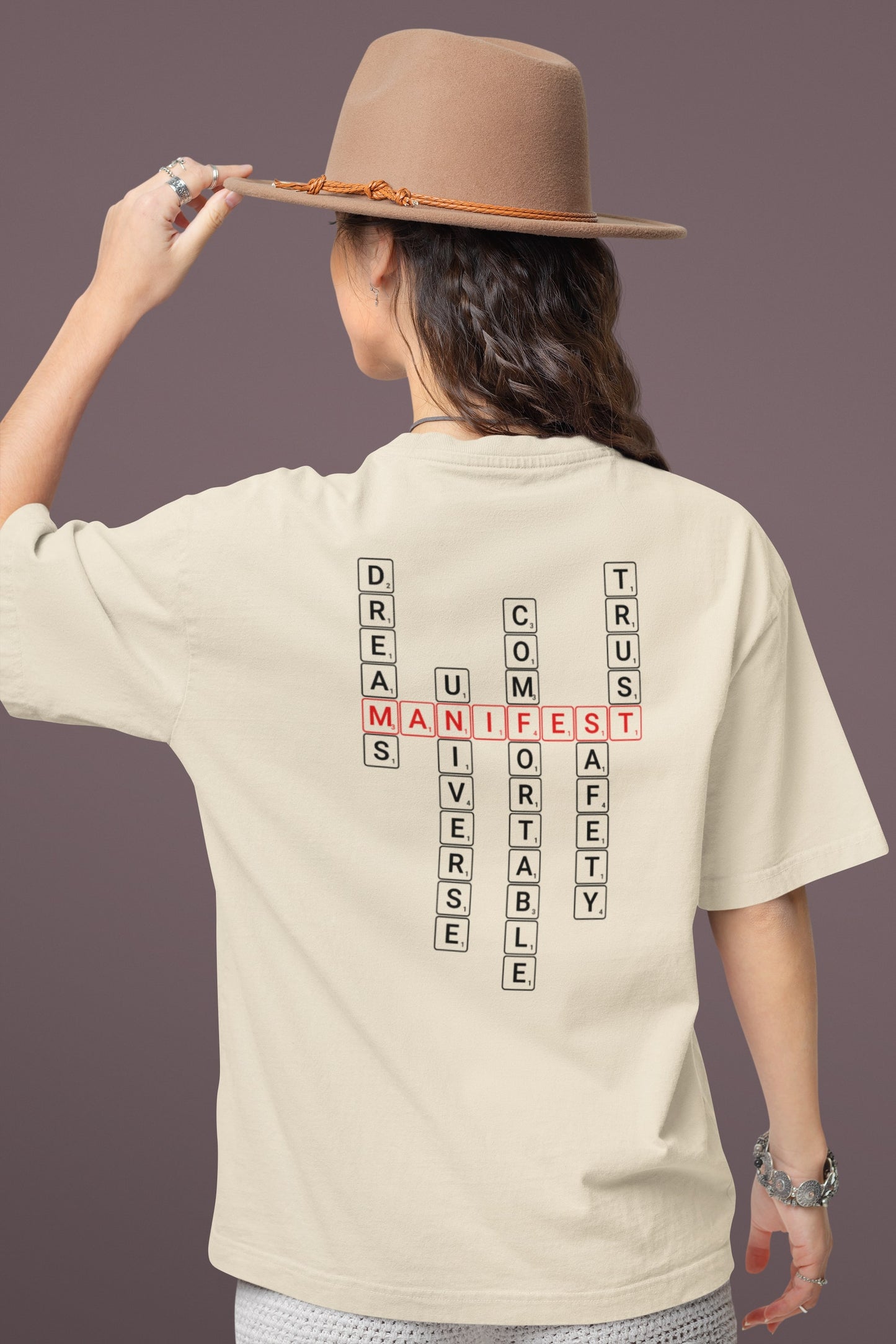 Good Thoughts Centre T-shirt - Achterzijde: Scrabble manifesteren (Engels). Kleur: Natural Raw