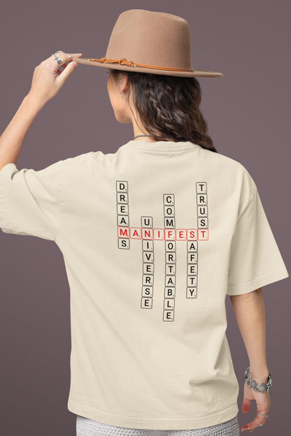 Good Thoughts Centre T-shirt - Achterzijde: Scrabble manifesteren (Engels). Kleur: Natural Raw