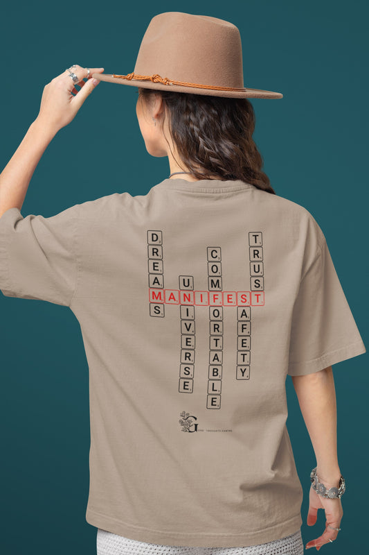 Good Thoughts Centre T-shirt - Achterzijde: Scrabble manifesteren (Engels) & GTC logo. Kleur: Desert Dust