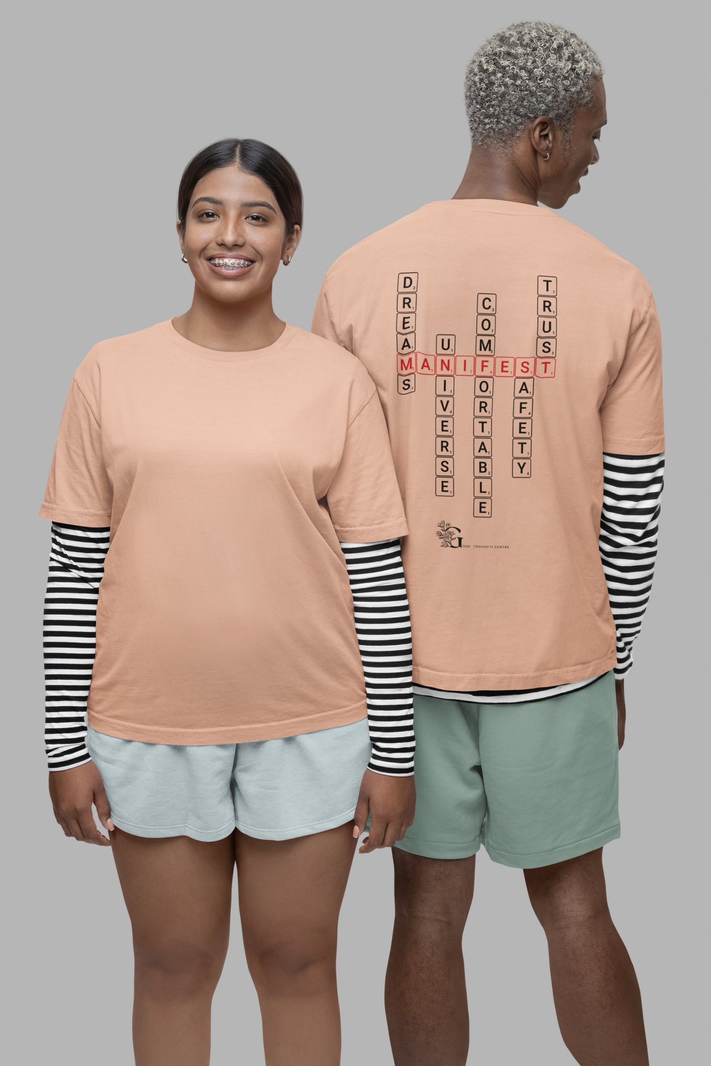 Good Thoughts Centre T-shirt - Achterzijde: Scrabble manifesteren (Engels) & GTC logo. Kleur: Fraiche Peche