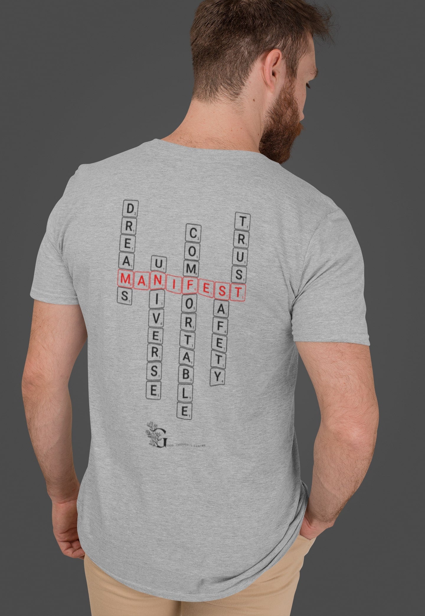 Good Thoughts Centre T-shirt - Achterzijde: Scrabble manifesteren (Engels) & GTC logo. Kleur: Heather Grey