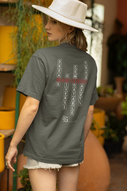 Good Thoughts Centre T-shirt - Achterzijde: Scrabble manifesteren (Engels) & GTC logo. Kleur: Khaki