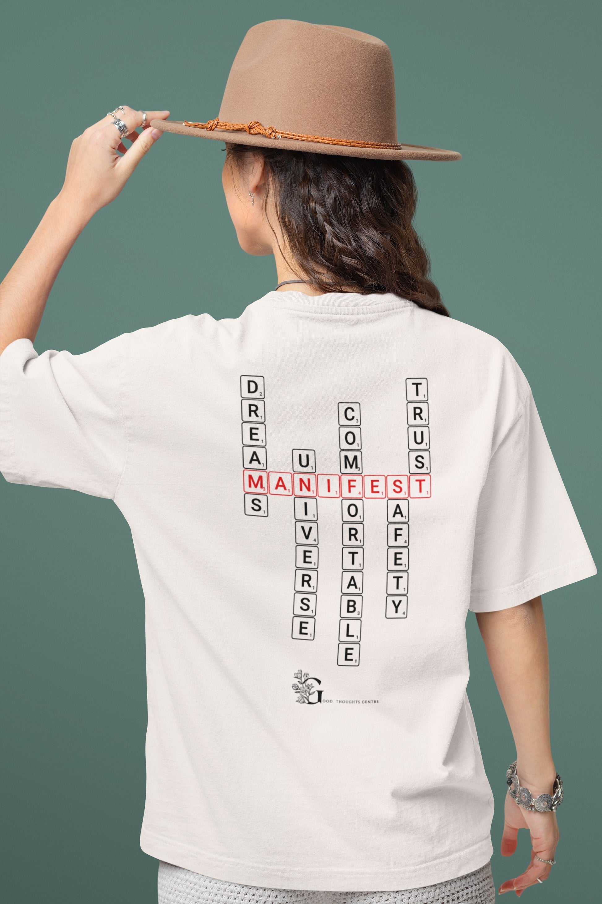 Good Thoughts Centre T-shirt - Achterzijde: Scrabble manifesteren (Engels) & GTC logo. Kleur: Off White