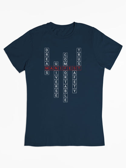 Good Thoughts Centre T-shirt - Voorzijde: Scrabble manifesteren (Engels). Kleur: French Navy