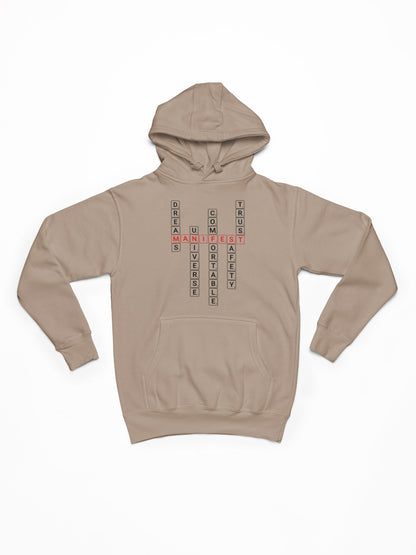 Good Thoughts Centre Hoodie - Voorzijde: Scrabble manifesteren (Engels). Kleur: Desert Dust